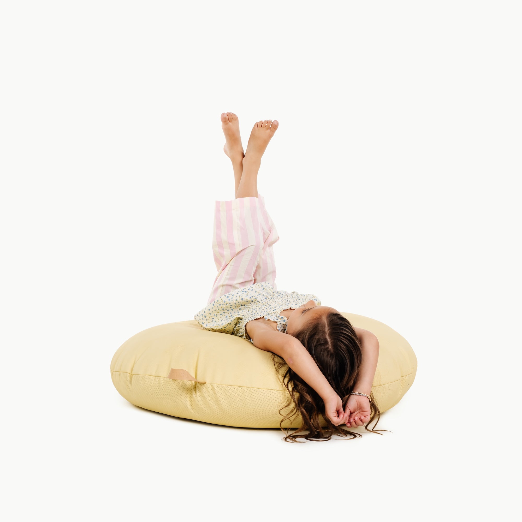 Mellow / Circle@little girl sitting on floor cushion