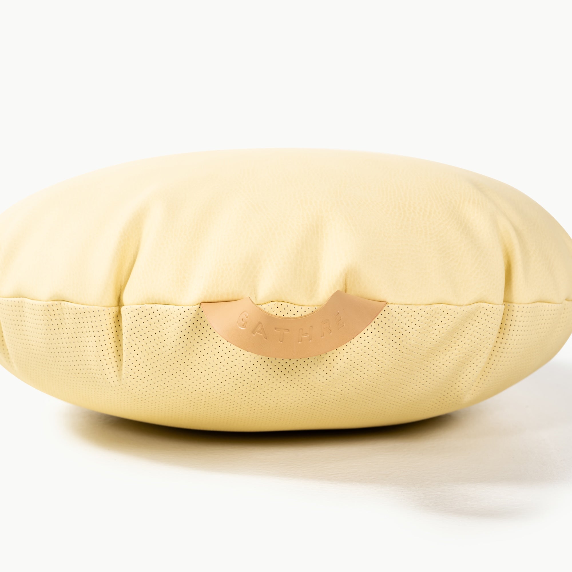 Mellow / Circle@handle on a mini cushion