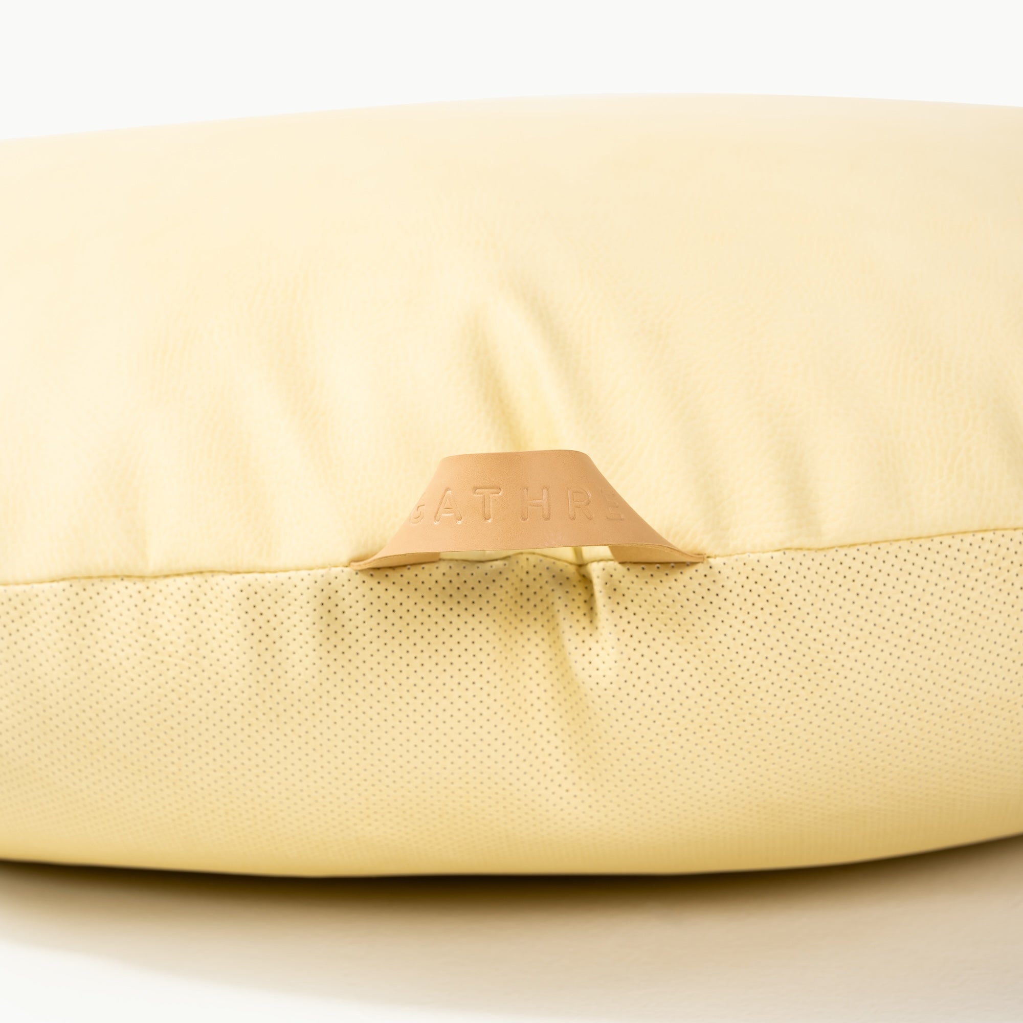 Mellow / Circle@handle detail on cushion