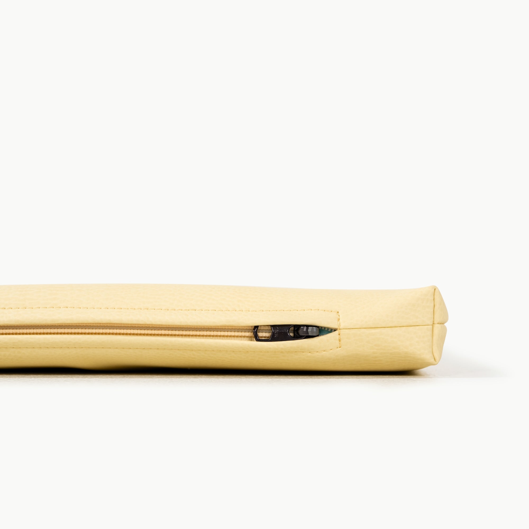 Mellow / Square@zipper detail on padded mat