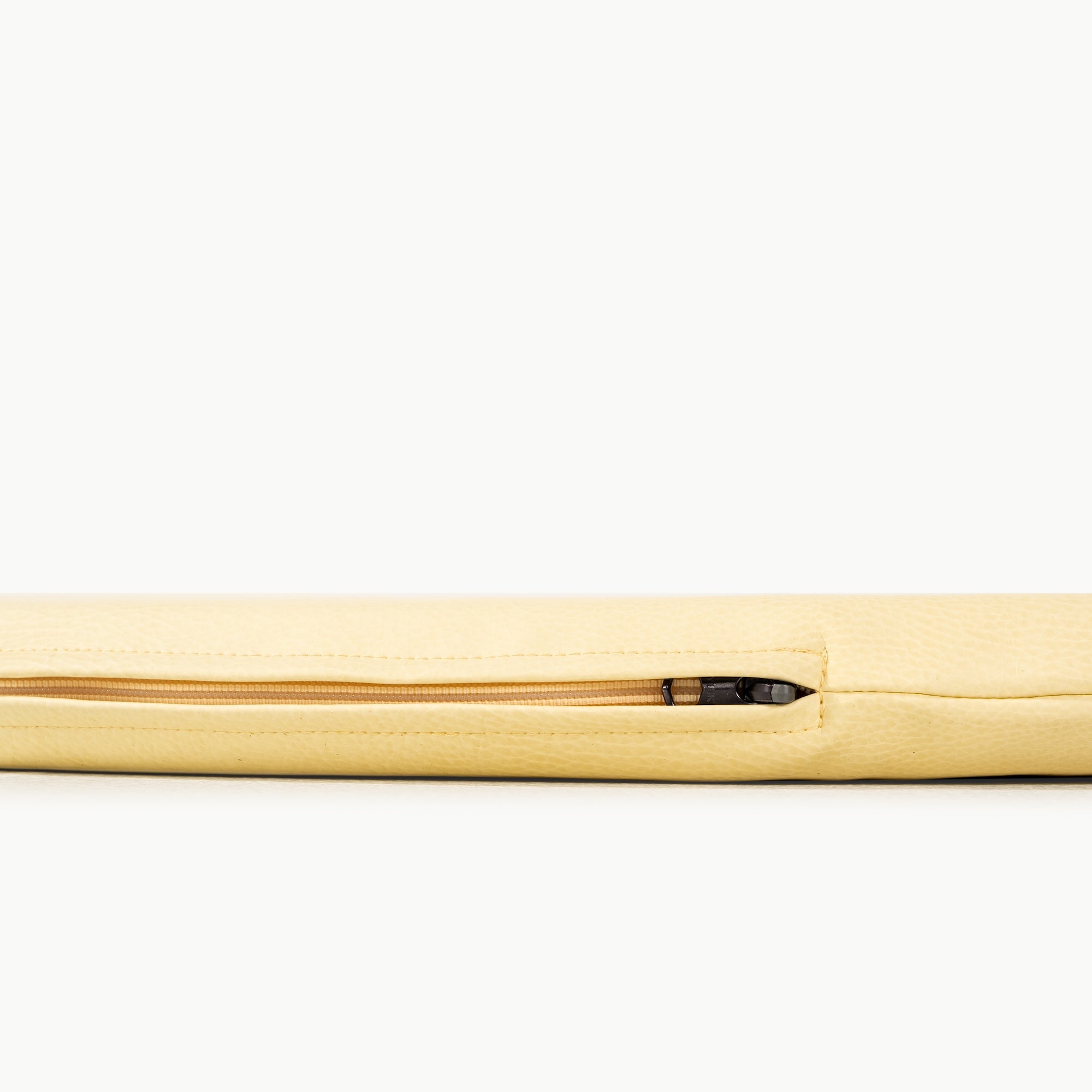 Mellow / Circle@zipper detail on padded circle