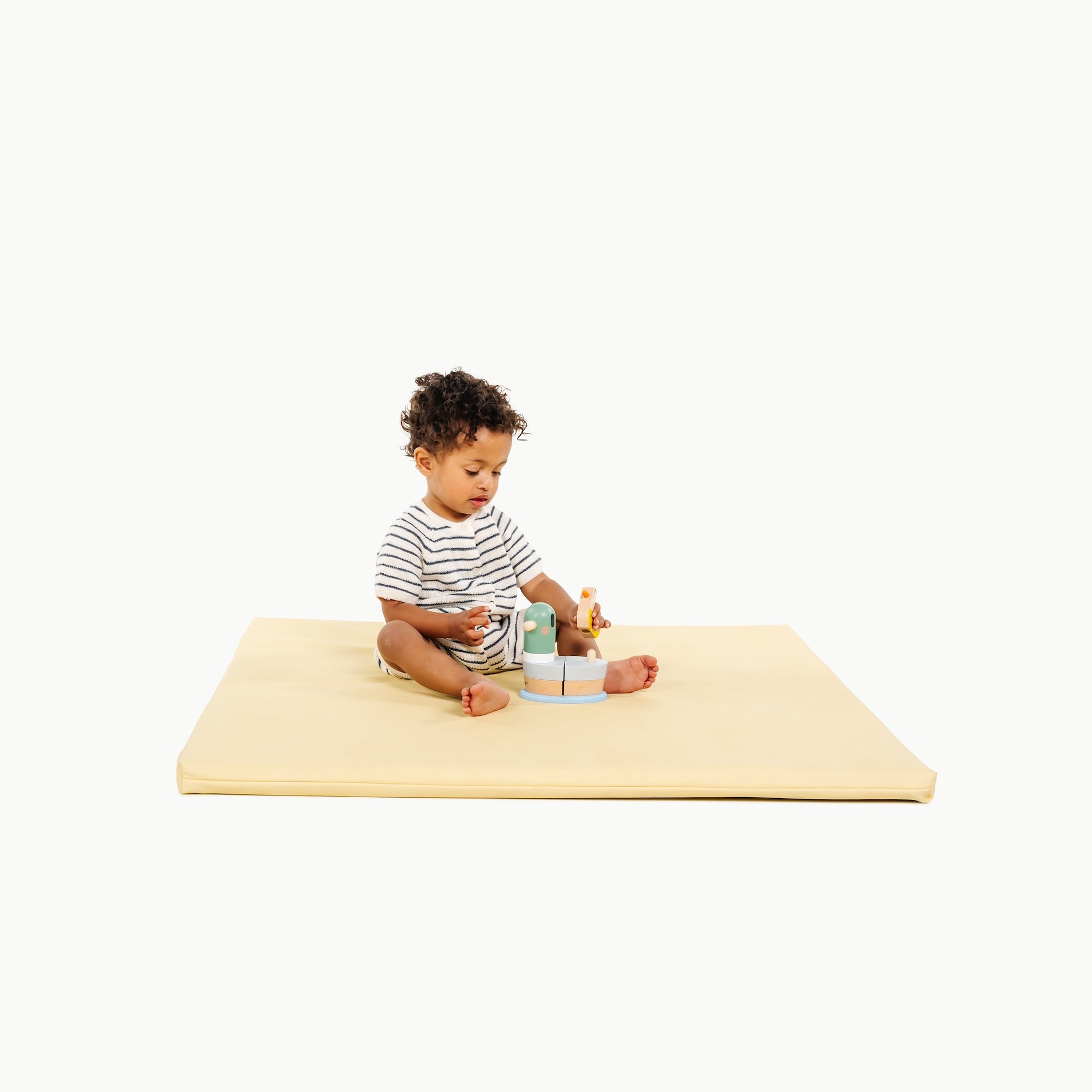Mellow / Square@little boy playing on padded mat
