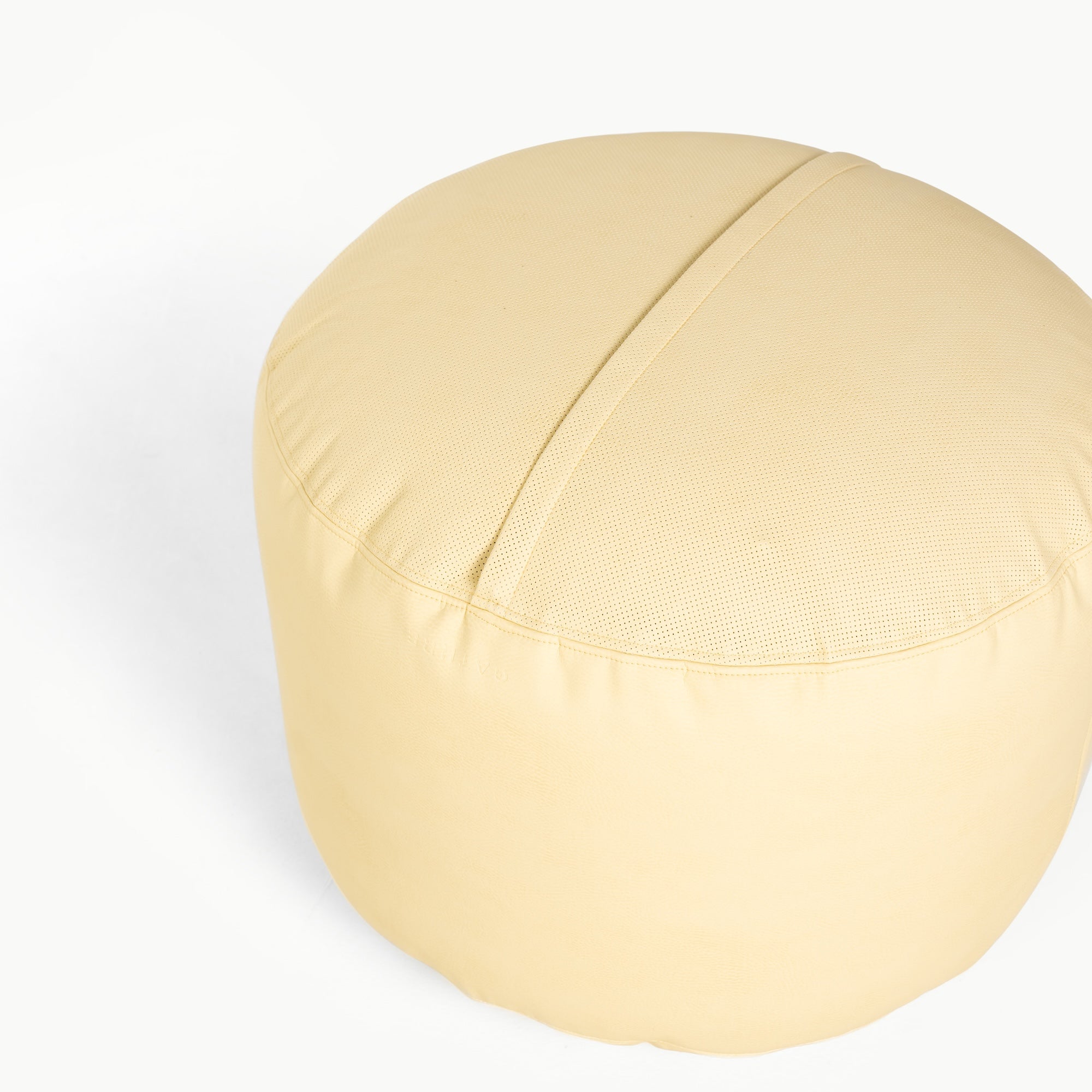 Mellow@zipper detail on pouf