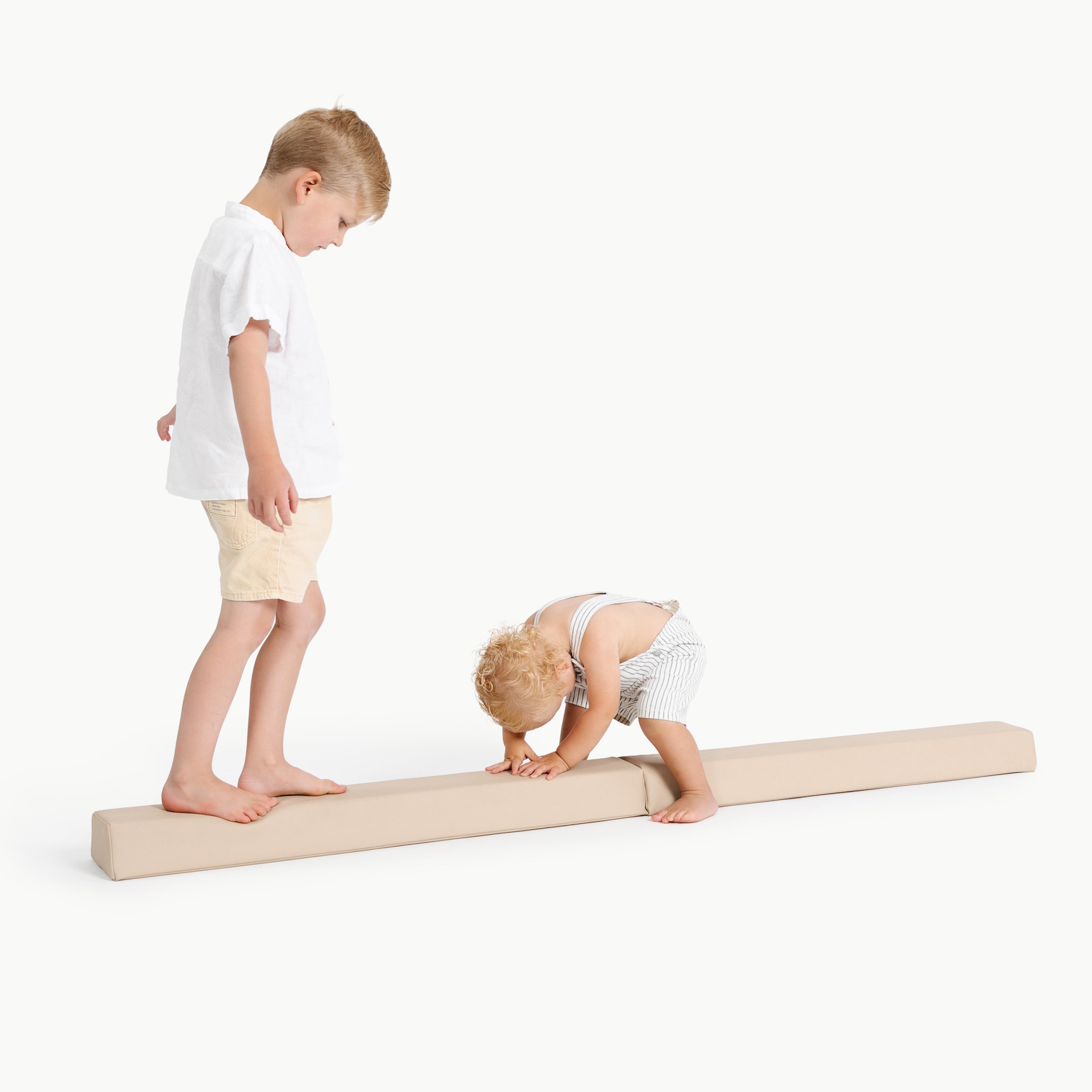 Millet@kids playing on the millet balance beam