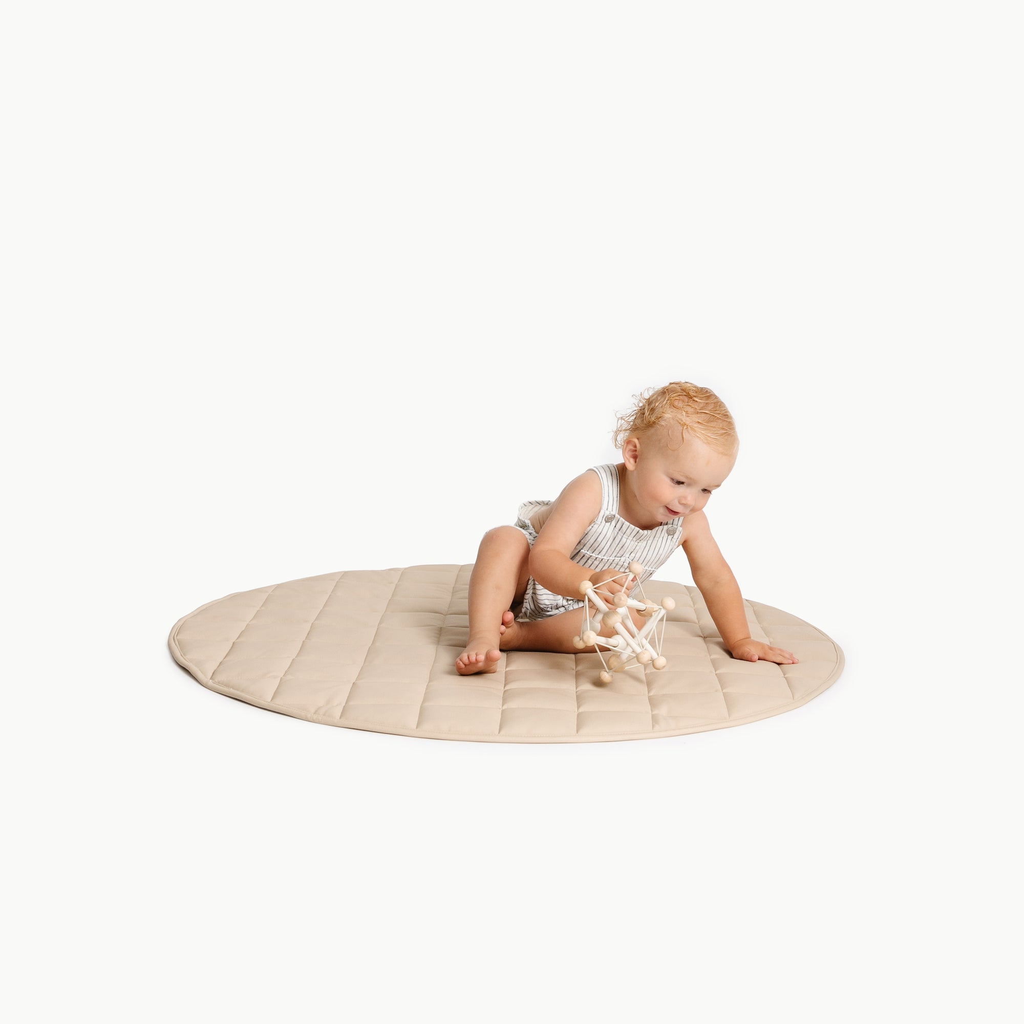 Millet / Circle@kid sitting on the millet circle quilted mat