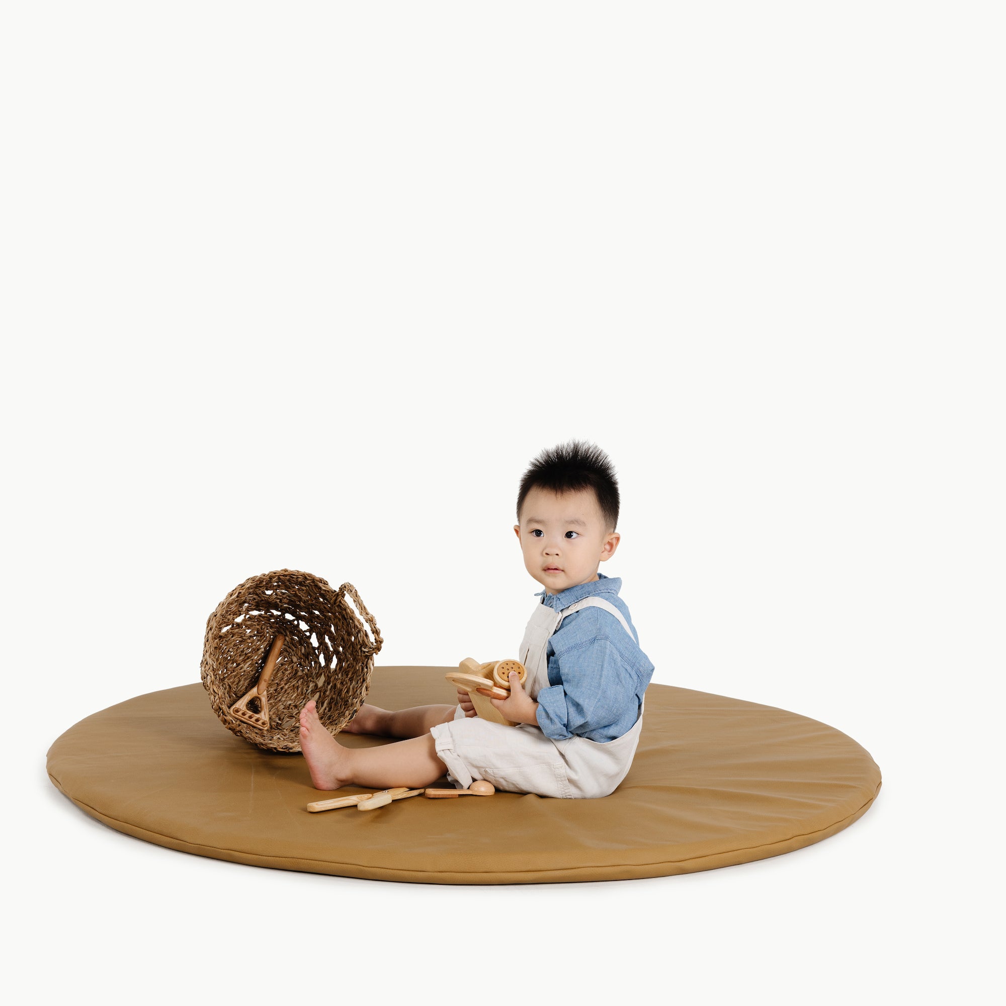 Ochre (on sale)@Kid playing on the Ochre Padded Midi Circle