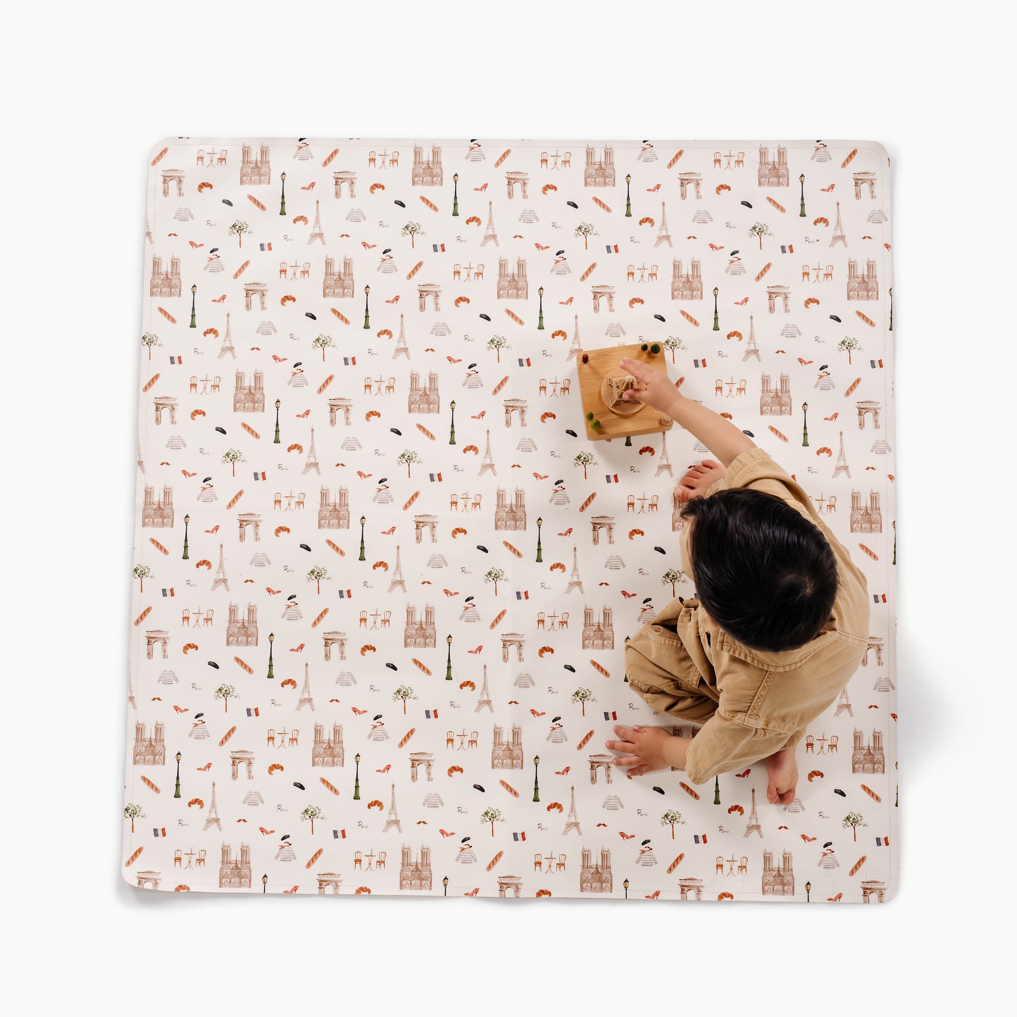 Paris (on sale) / Square@overhead of kid playing on the paris square midi mat