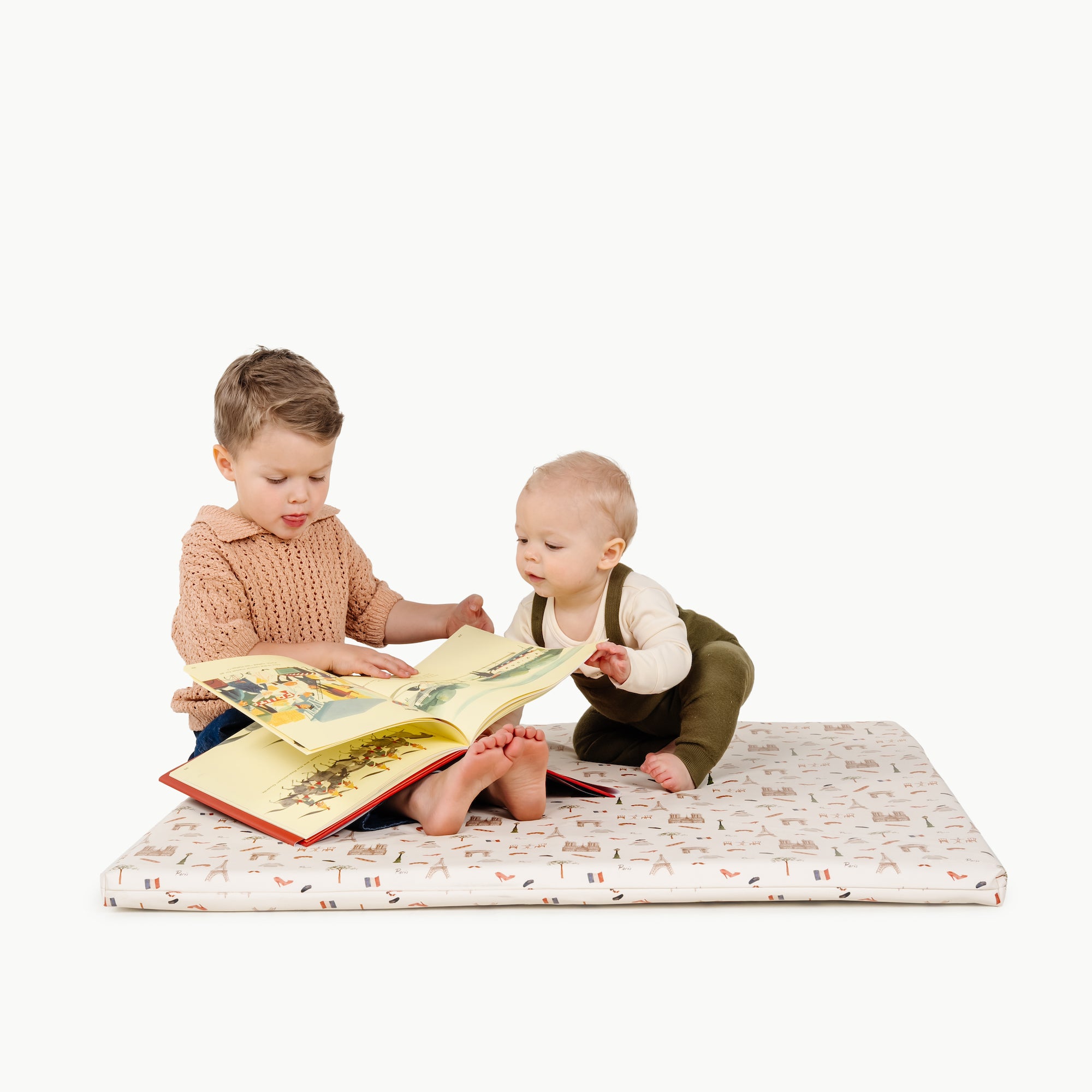 Paris / Square@kids playing on the paris padded square mat