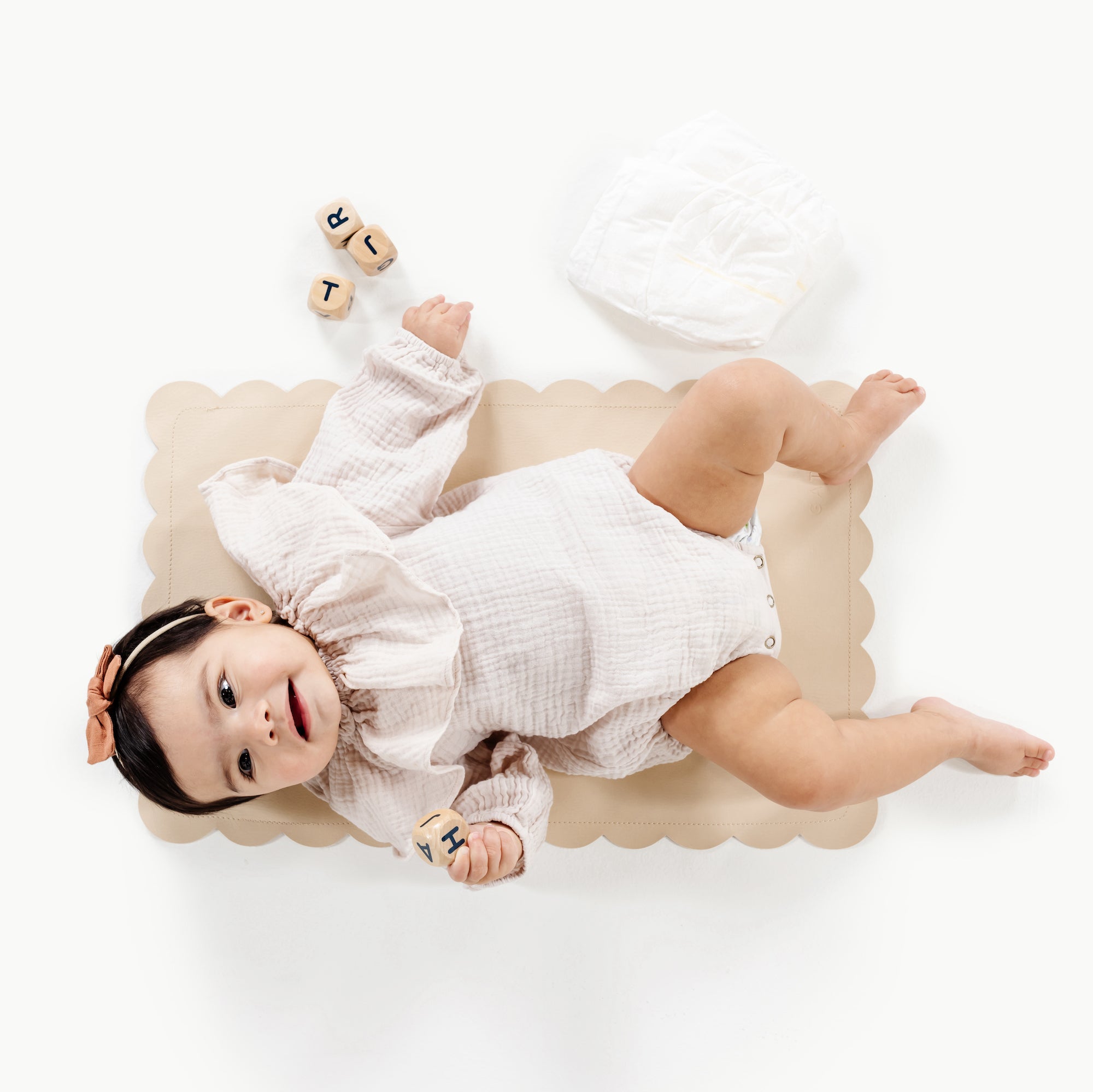 Petal Scallop@overhead of a baby on the petal scallop micro