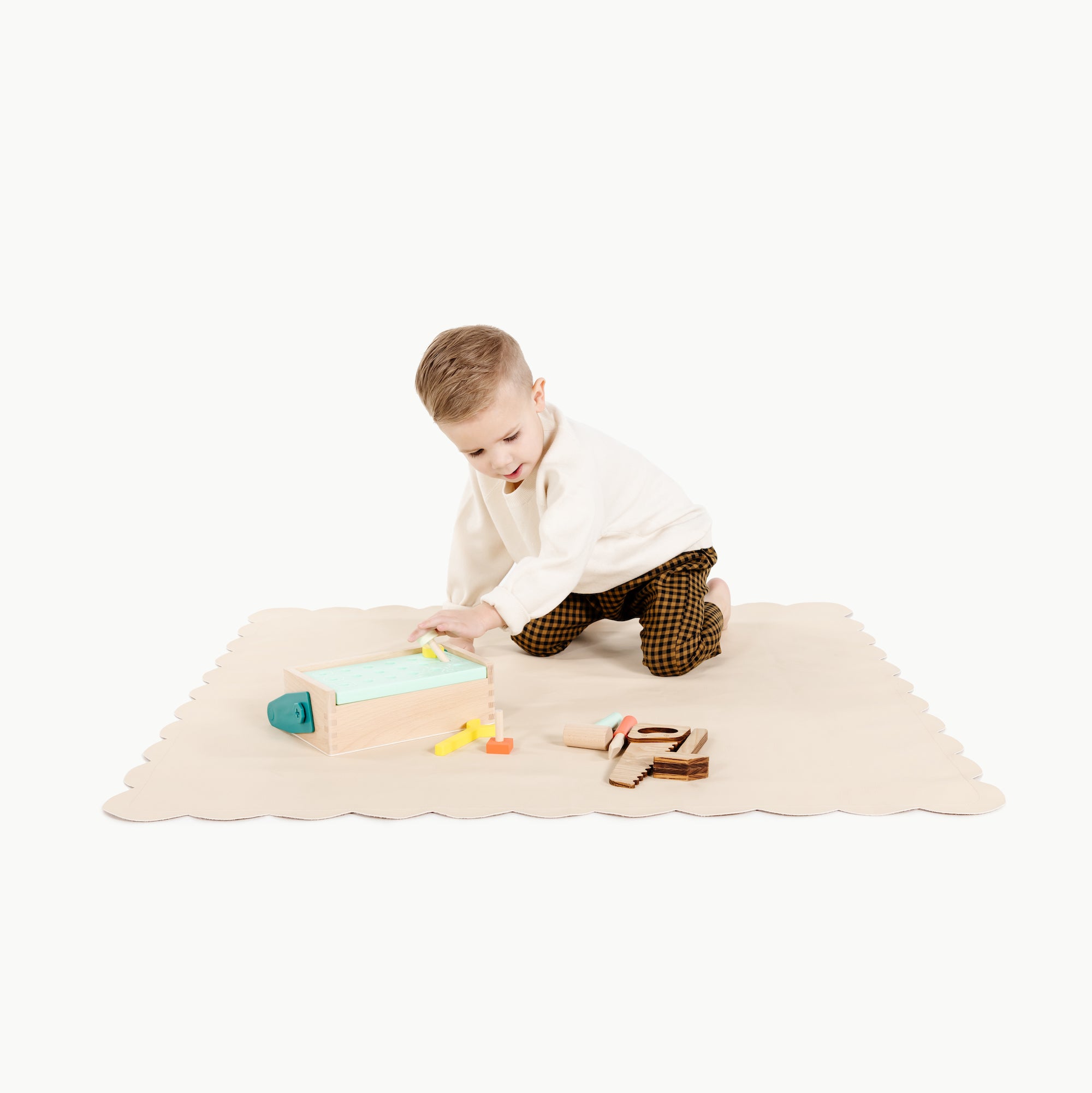 Petal Scallop (on sale)@kid playing on the petal mini mat