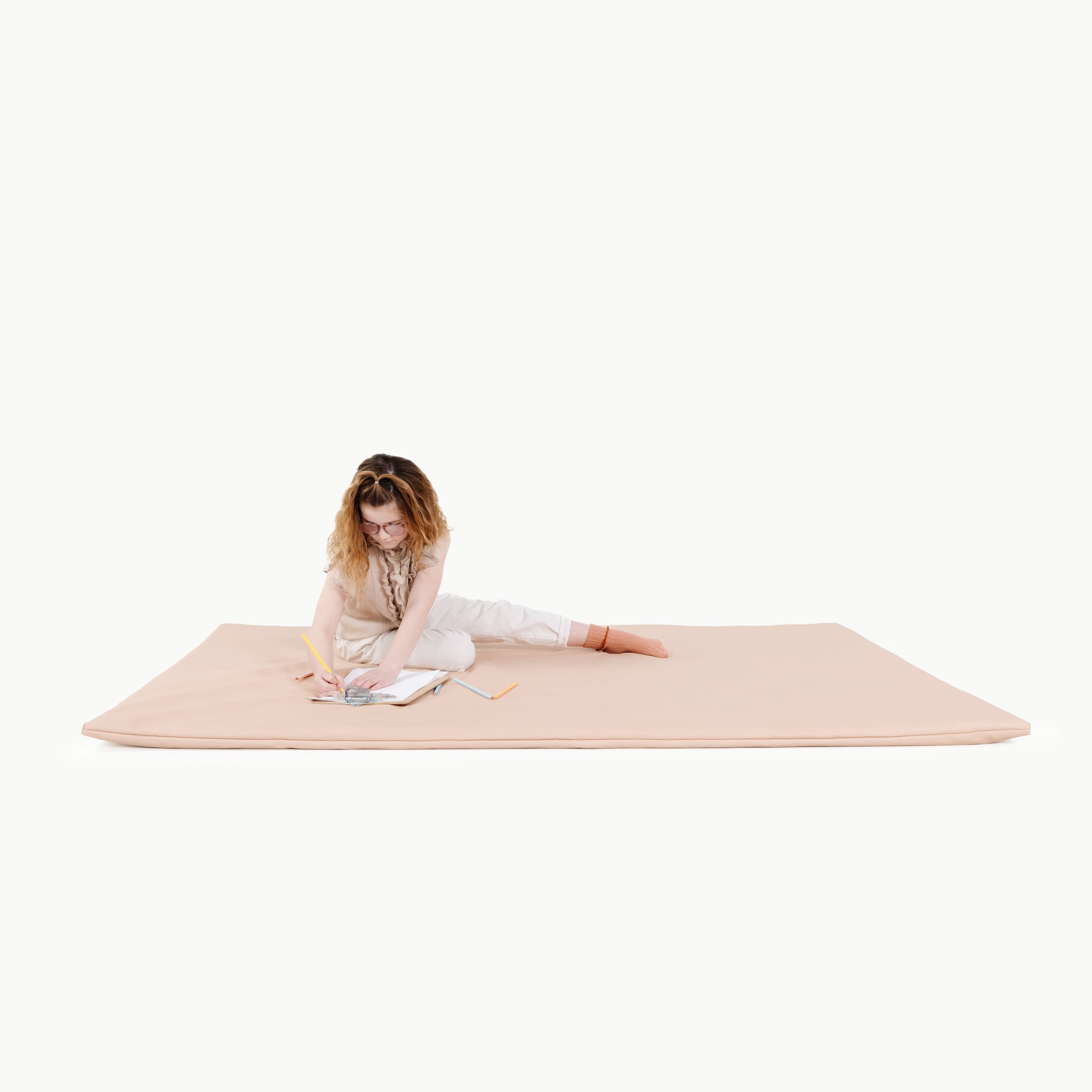 Pomelo (on sale)@kid playing on the pomelo padded midi+ mat