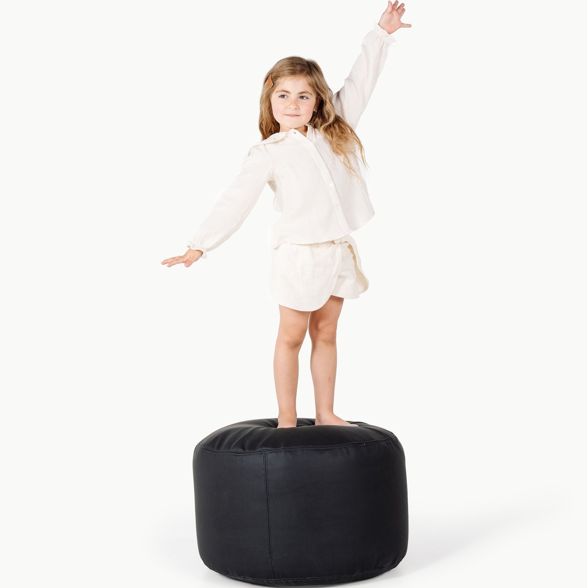 Raven (on sale)@Kid standing on the Raven Circle Pouf