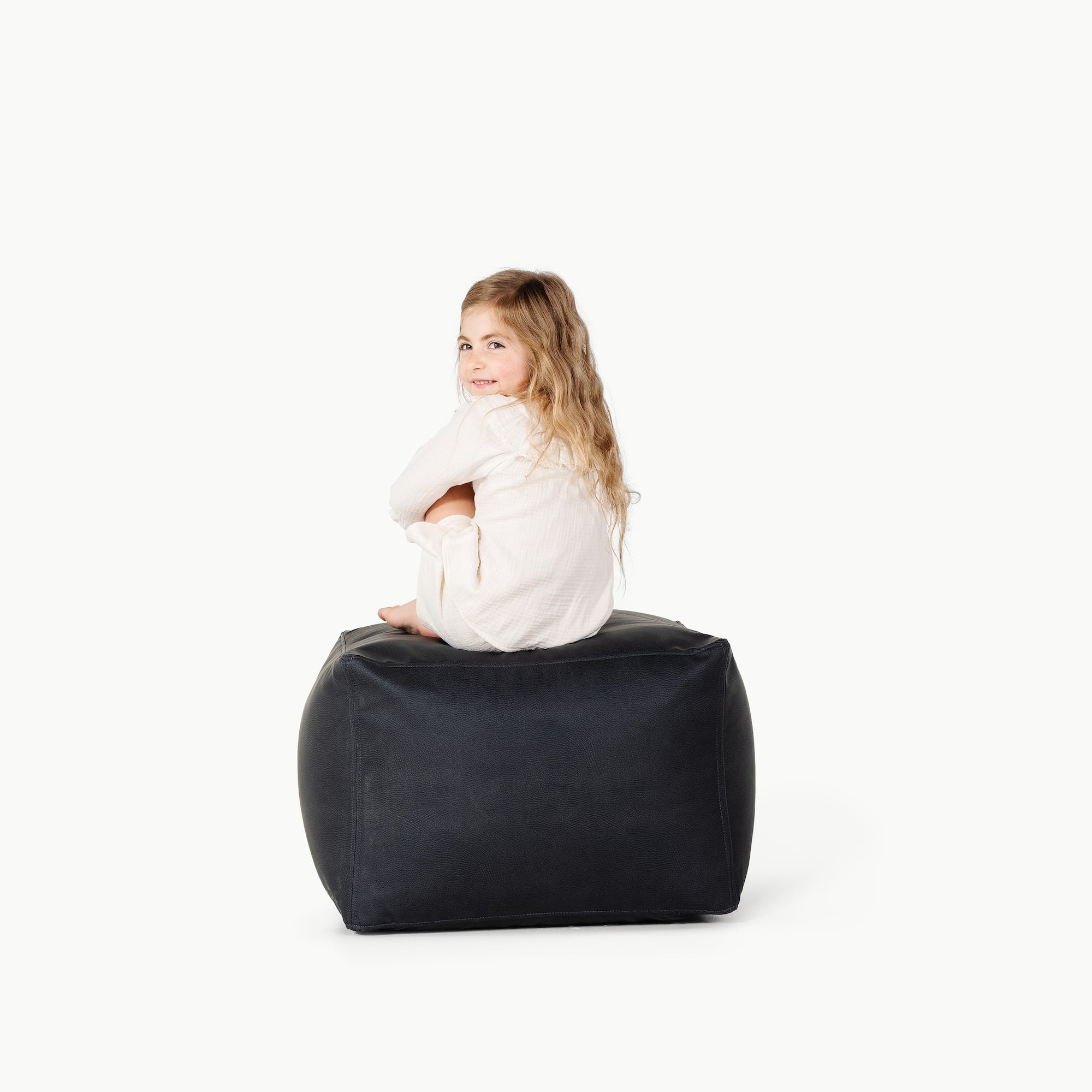 Raven (on sale)@Kid sitting on the Raven Square Pouf