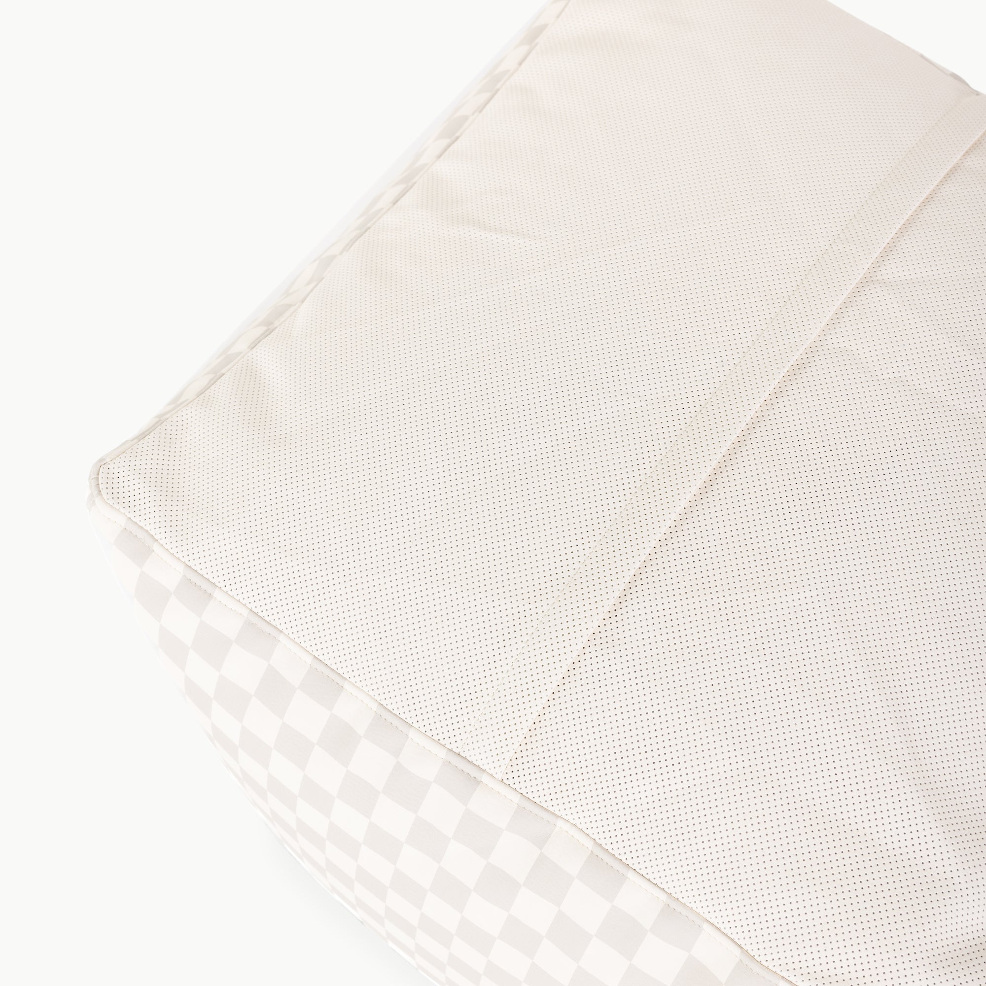 Rook (on sale)@zipper and perforation detail image