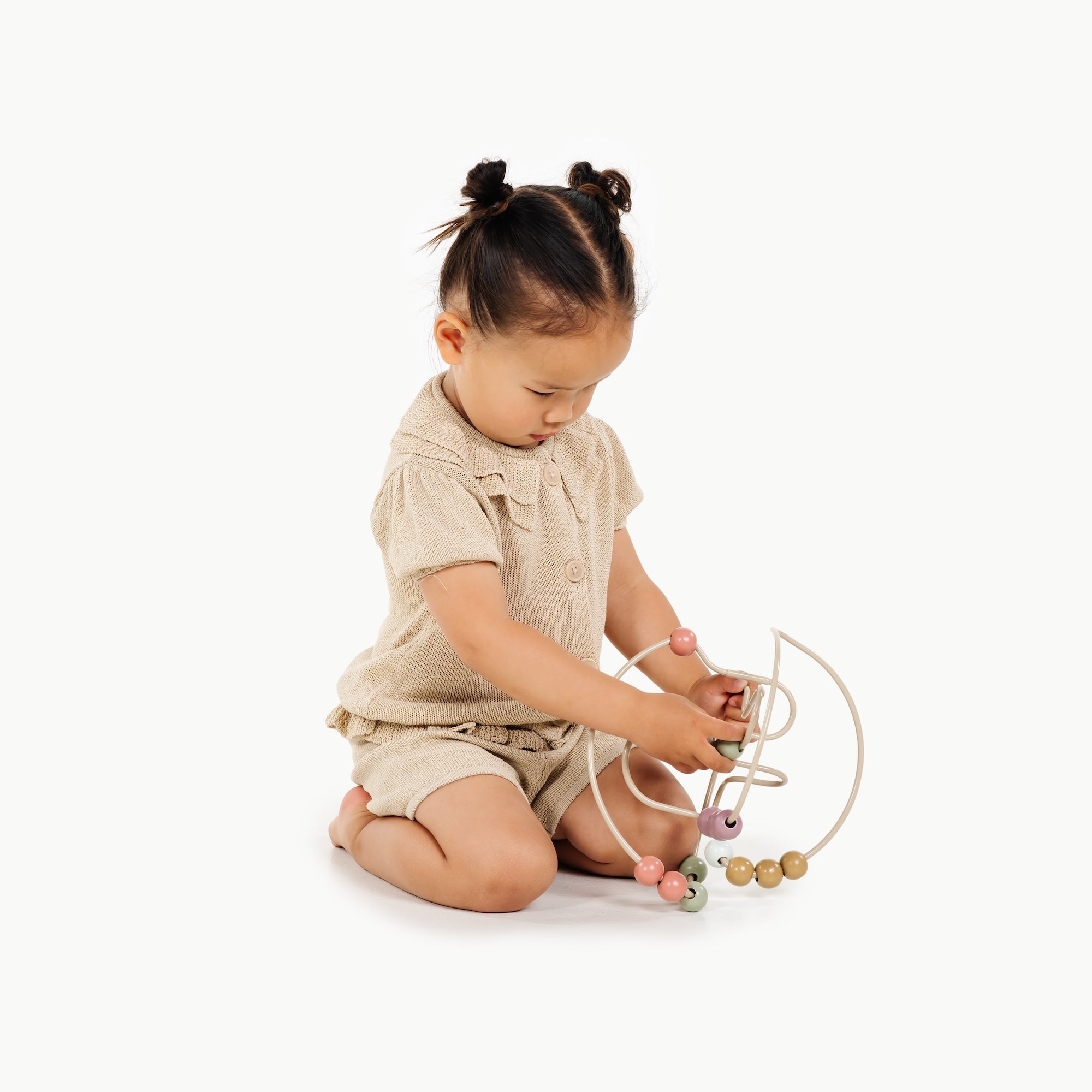 Biscotti / Circle@little girl playing with the Circle bead maze