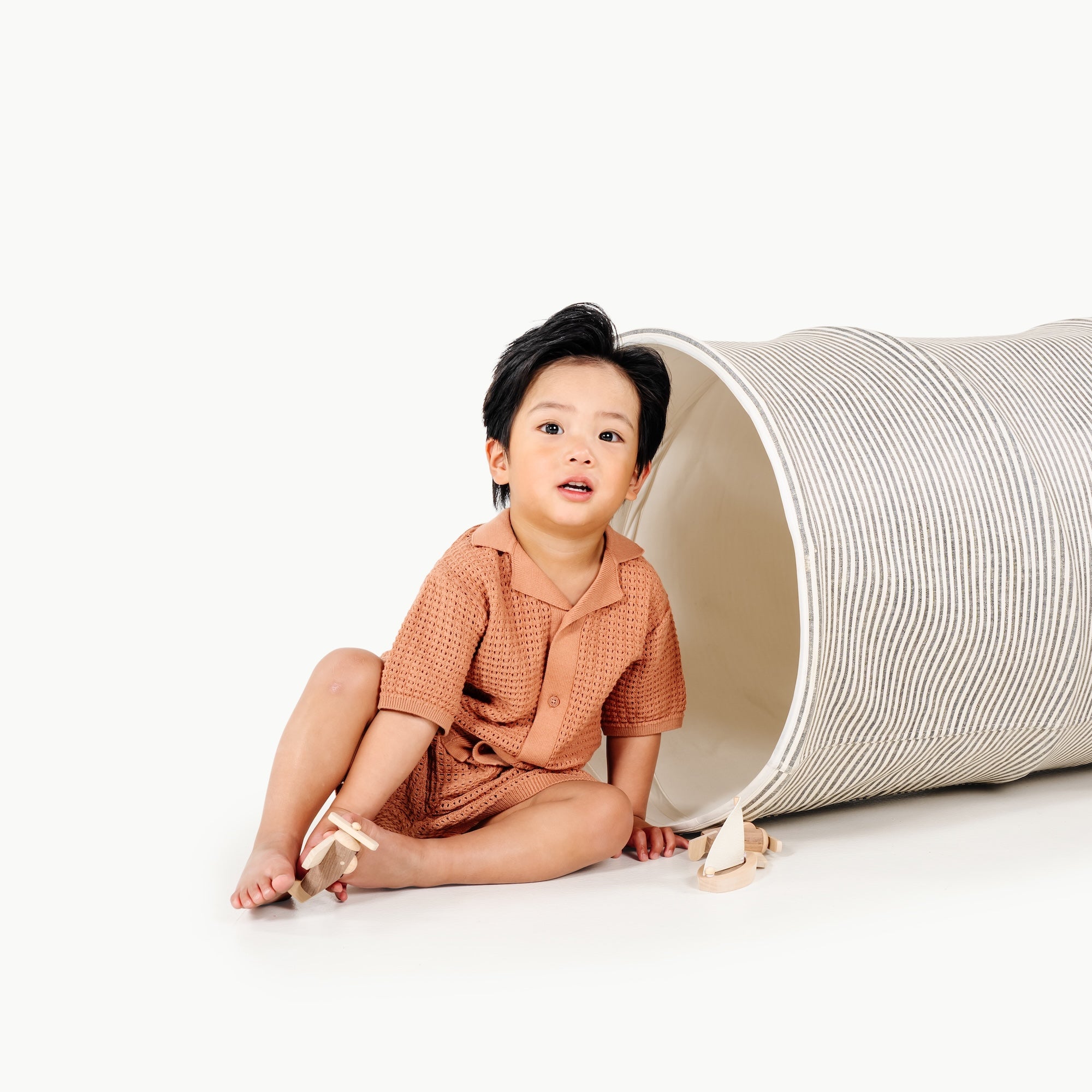 Stone Stripe@little boy playing in the tunnel