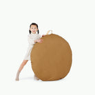 Tassel (on sale) / Circle@girl holding cushion