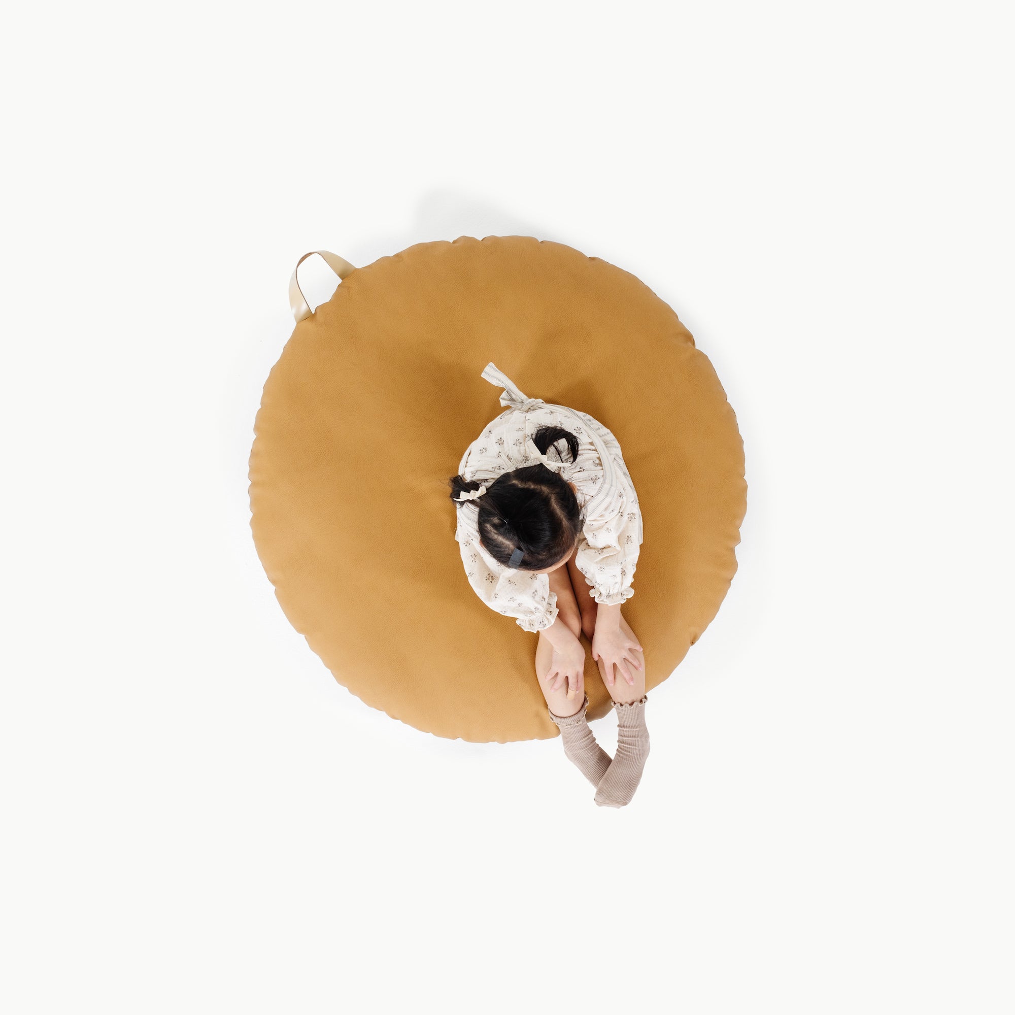 Tassel (on sale) / Circle@overhead of girl sitting on cushion