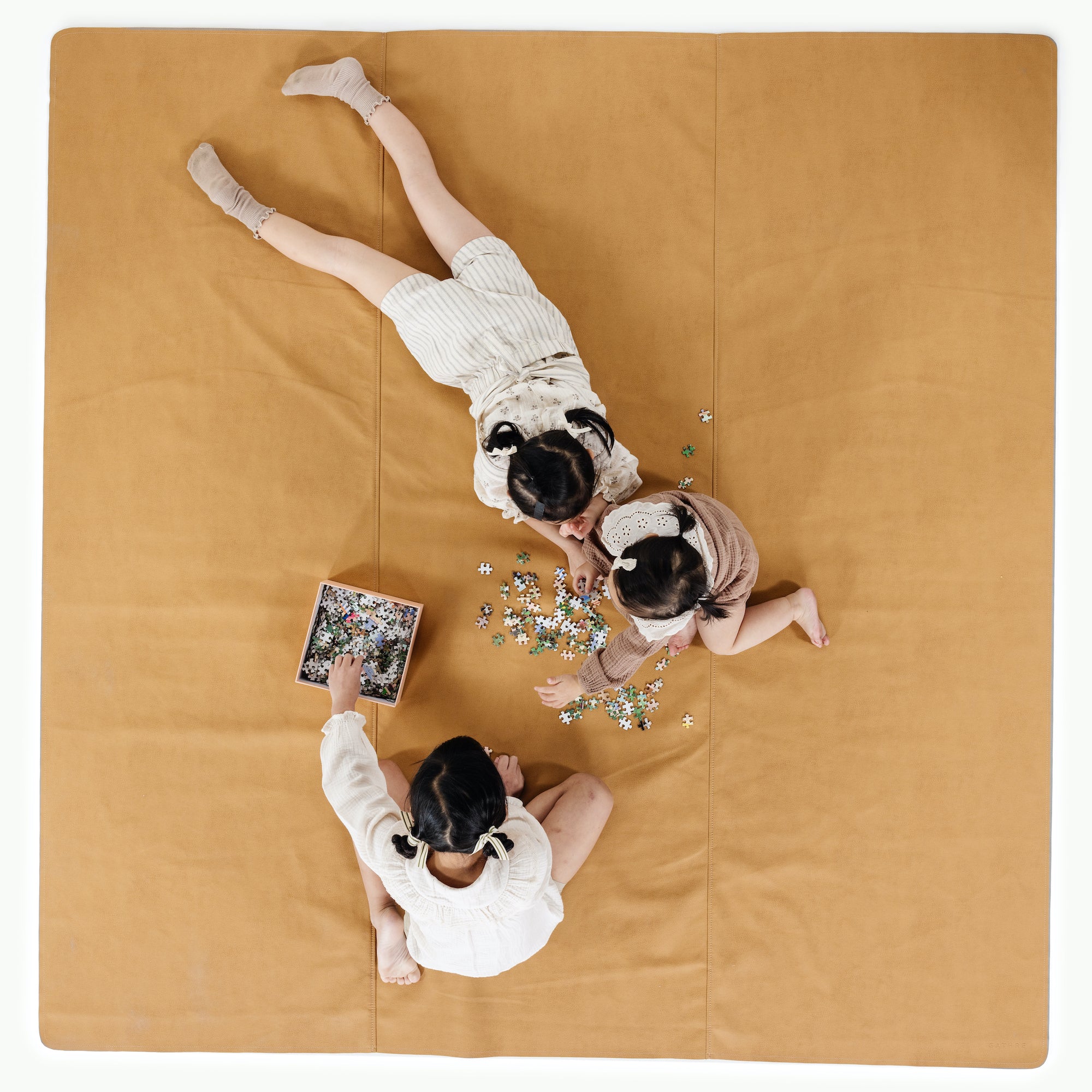 Tassel (on sale) / Square@overhead of girls on mat