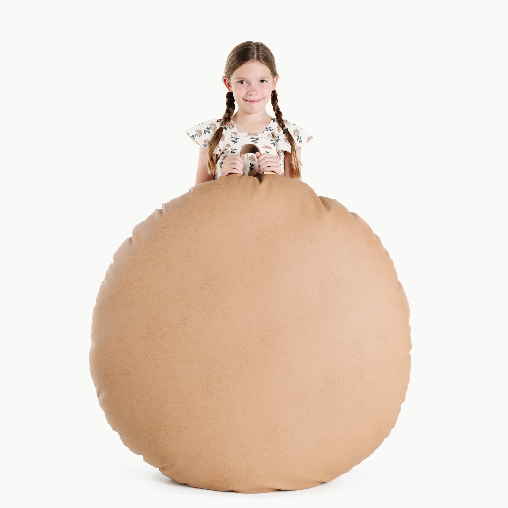 Terra (on sale) / Circle@Kid holing the Terra Circle Floor Cushion