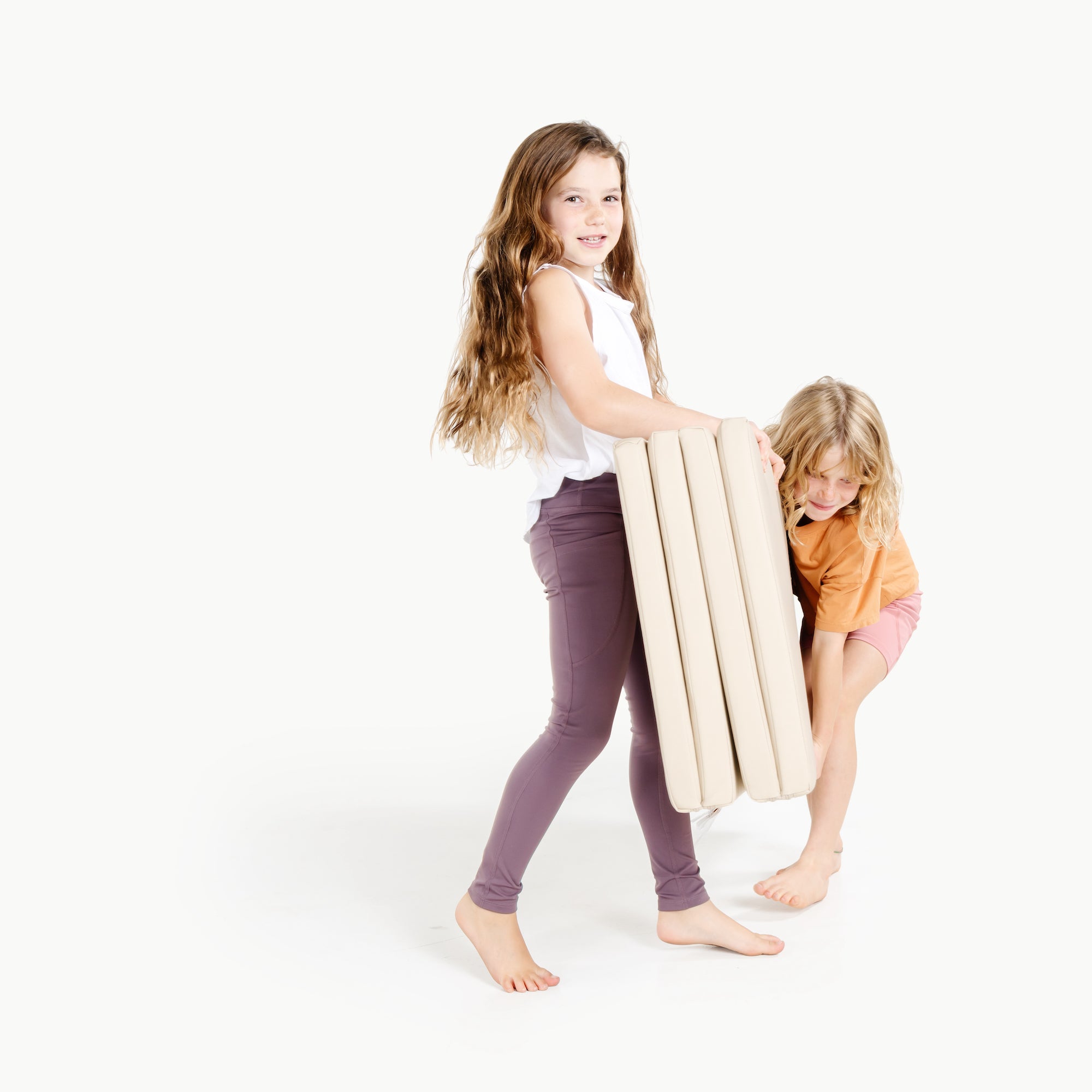 Millet@kids holding the millet tumbling mat
