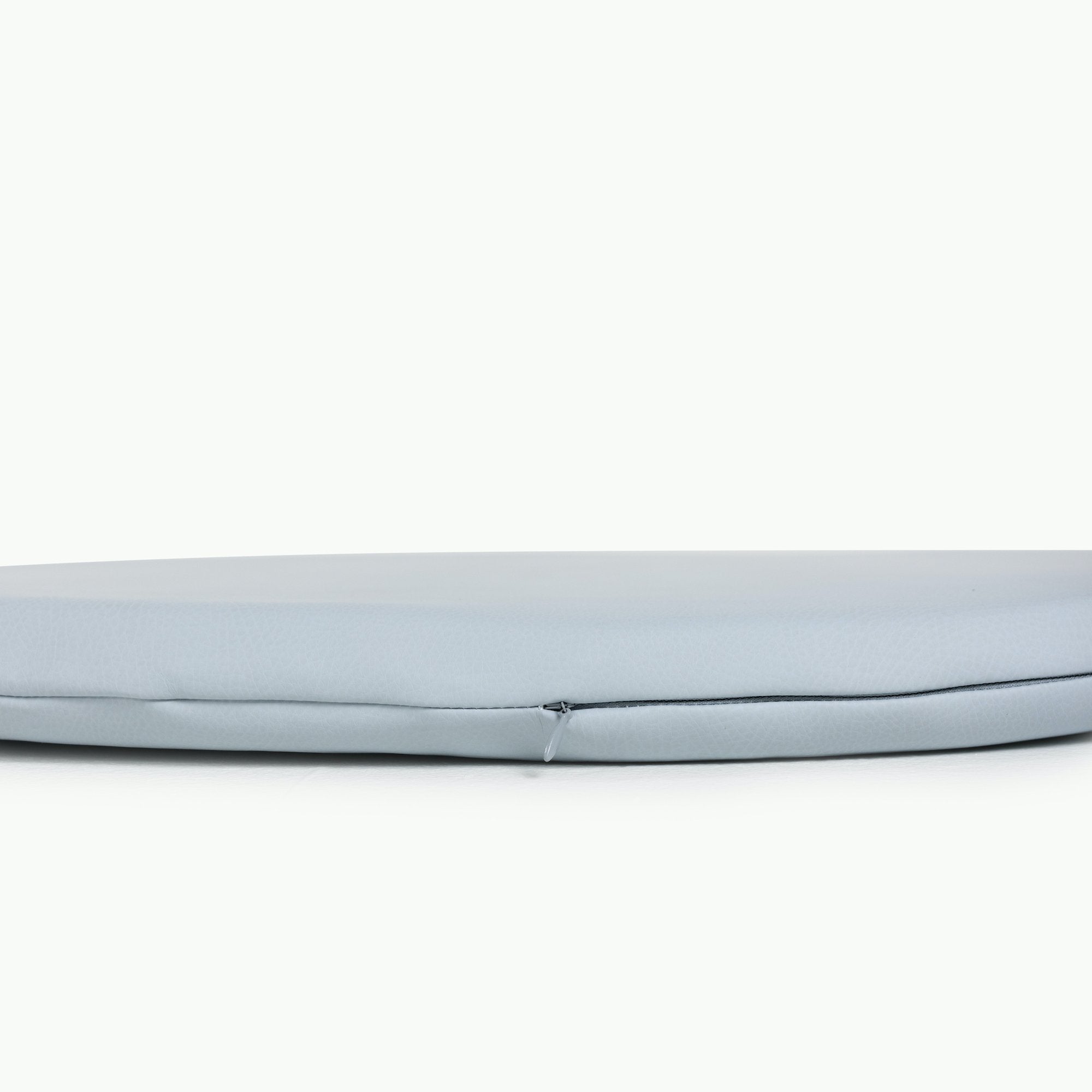 Beau / Circle@Zipper detail on Beau Padded Mini Circle