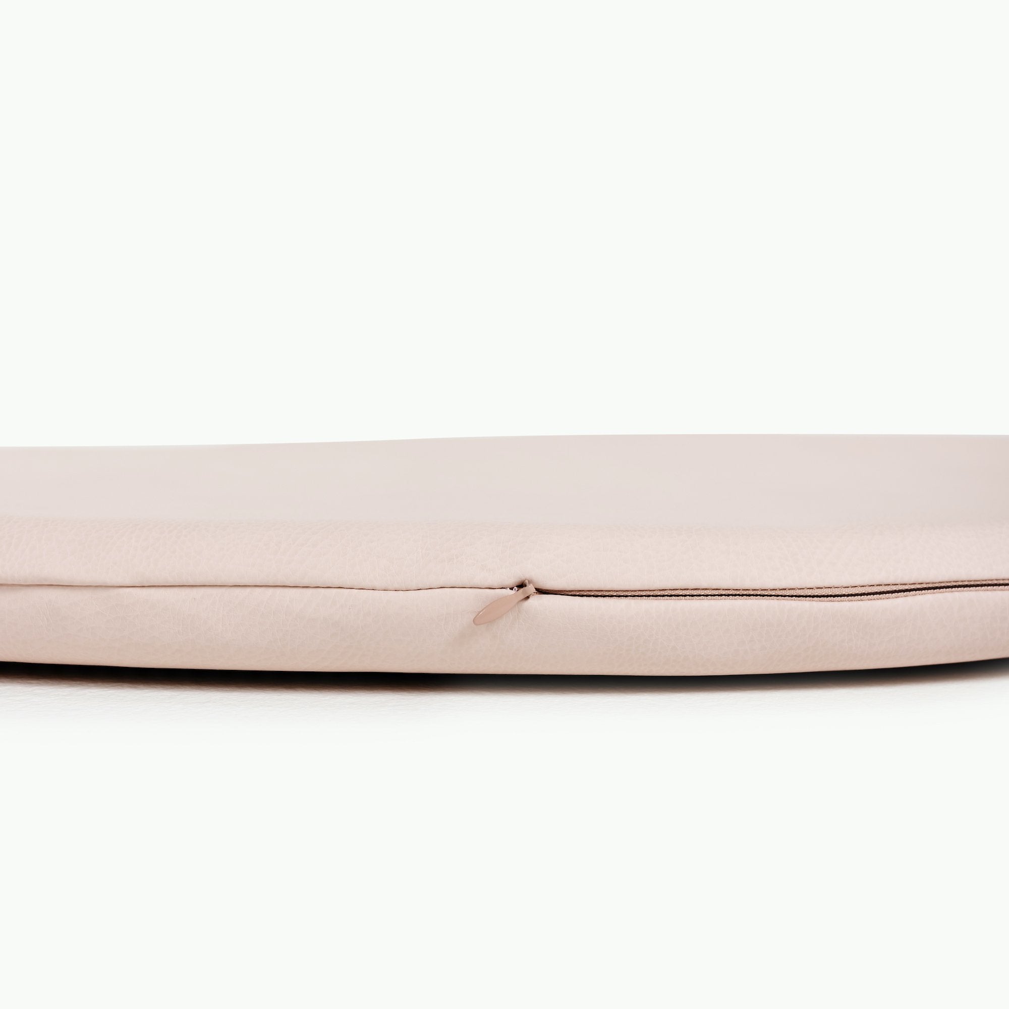 Belle / Circle@Zipper detail on Belle Padded Mini Circle