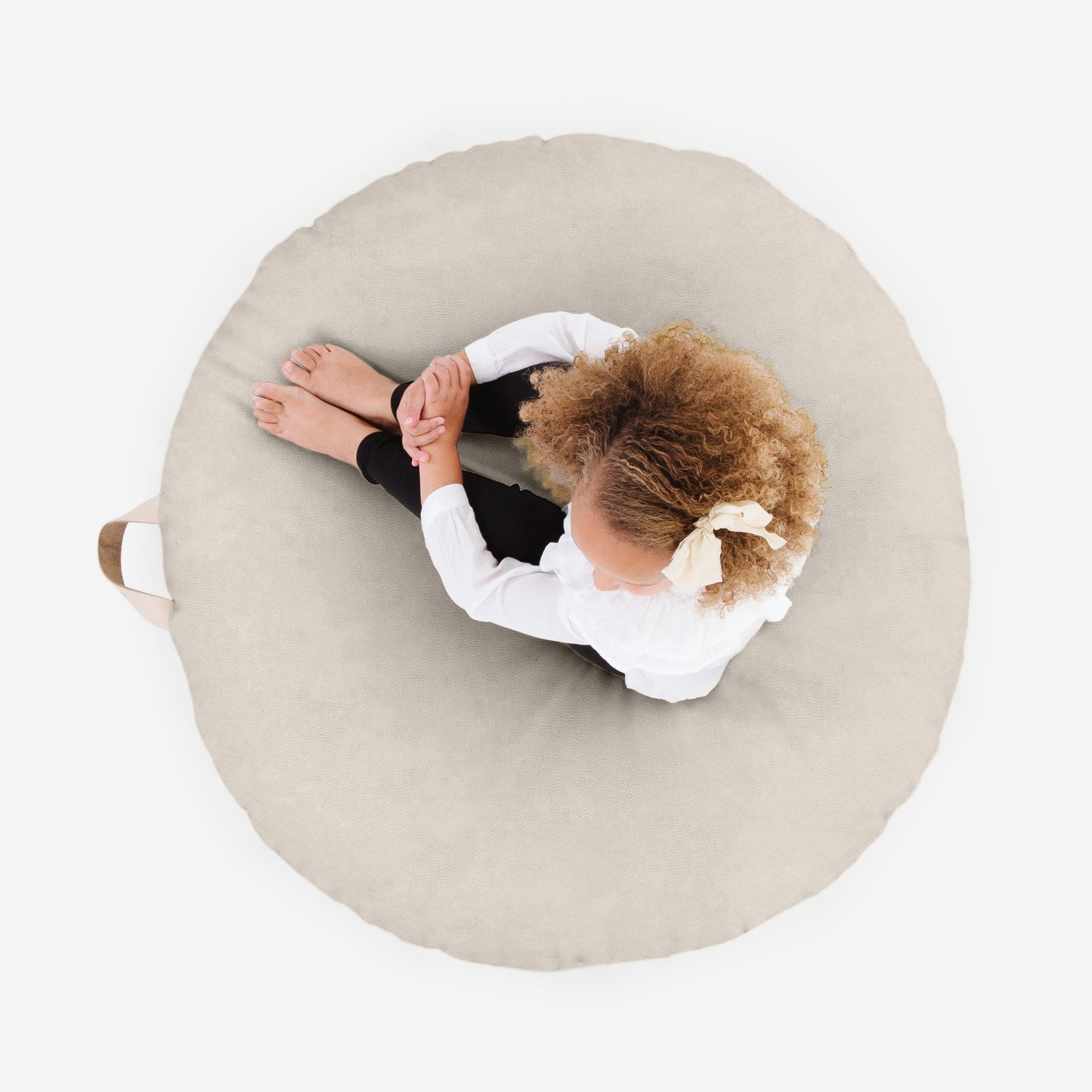 Fog (on sale) / Circle@Overhead of kid sitting on the Fog Circle Floor Cushion