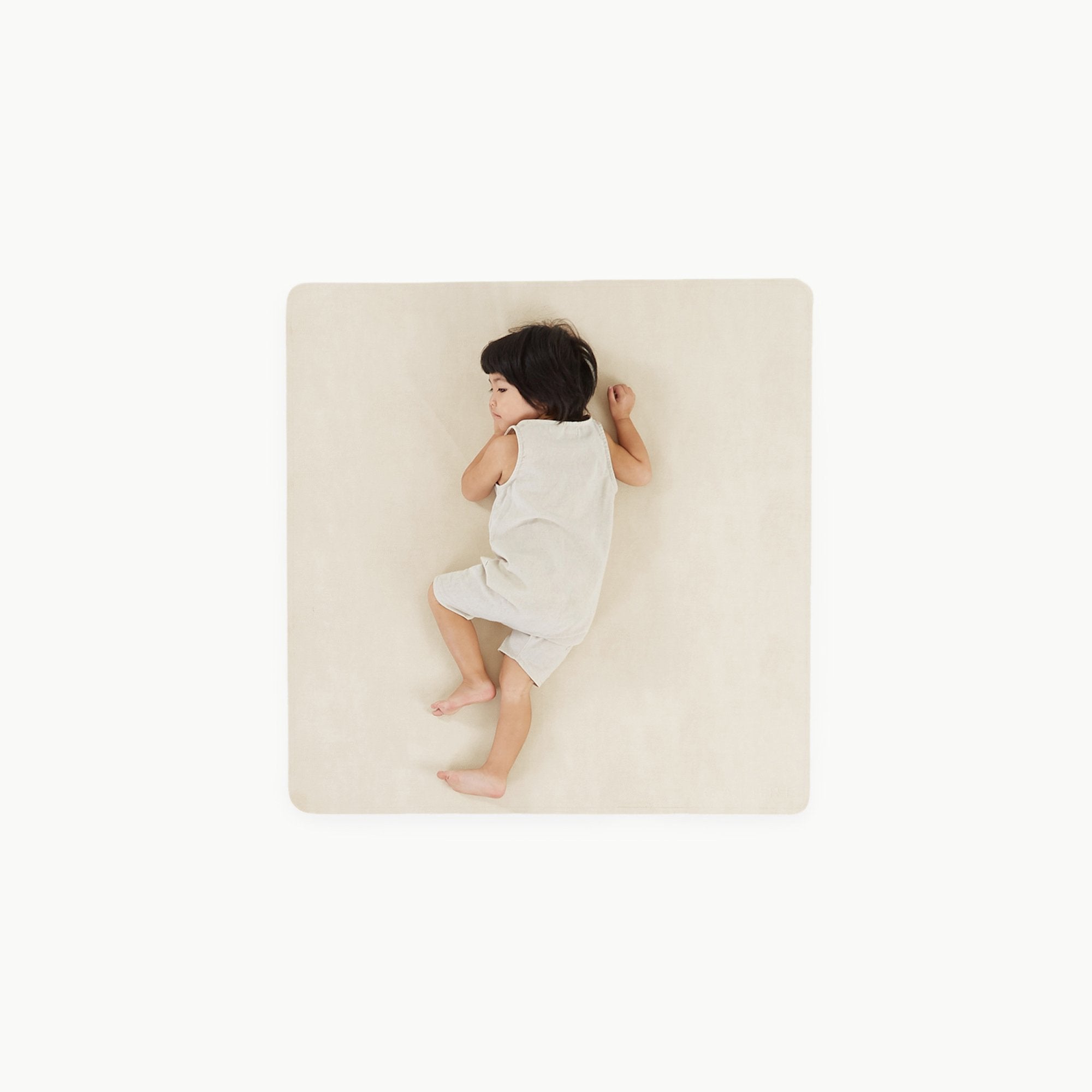 Blanc (on sale)@Overhead of kid laying on the Blanc Mini Mat