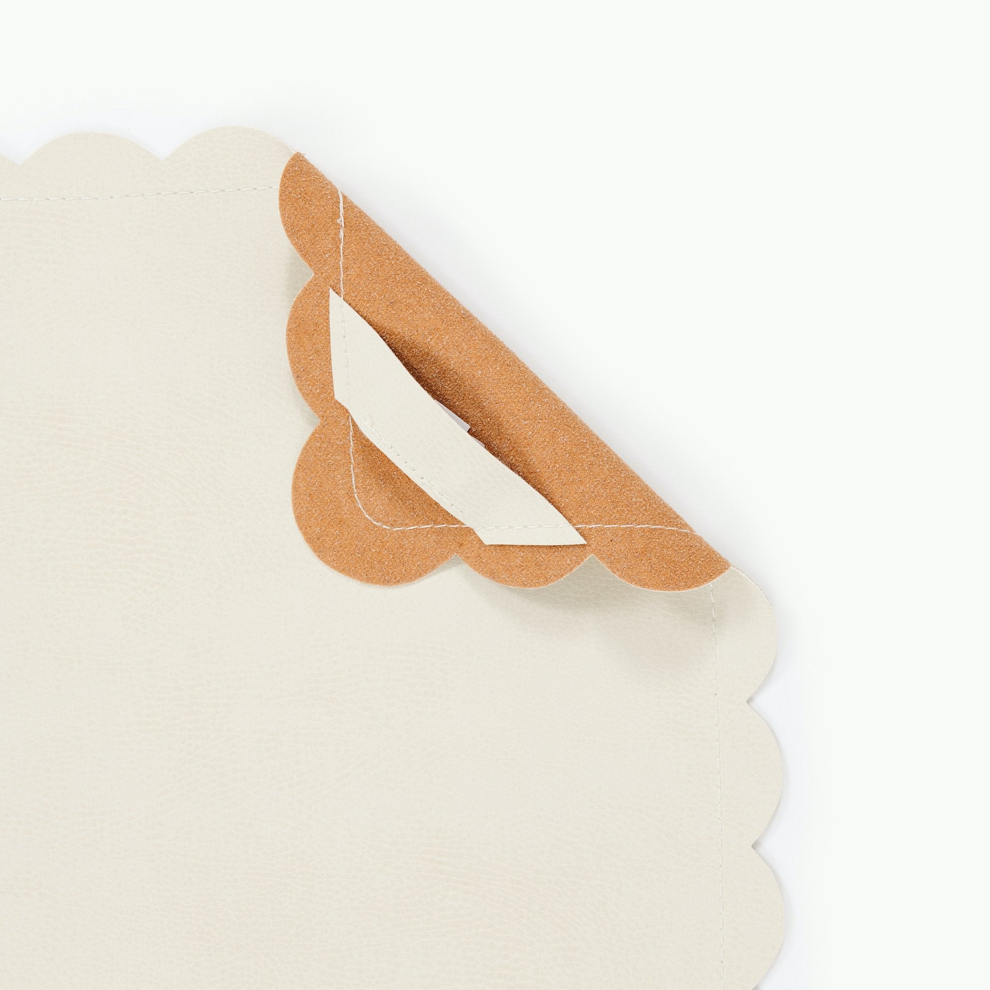 Ivory Scallop@Hanging tab detail on the Ivory Scallop Midi+ Mat