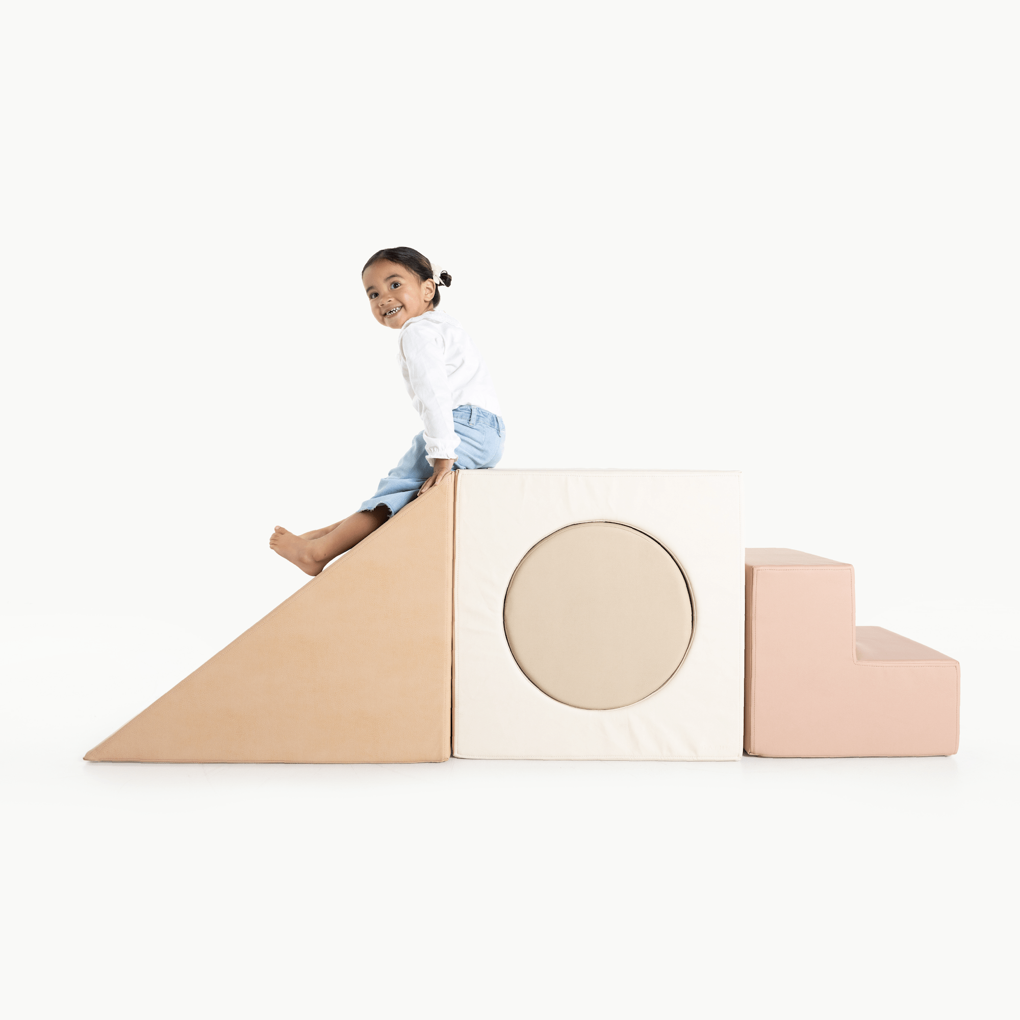 Tulle • Untanned • Millet • Ivory@kid playing on the tulle block playset