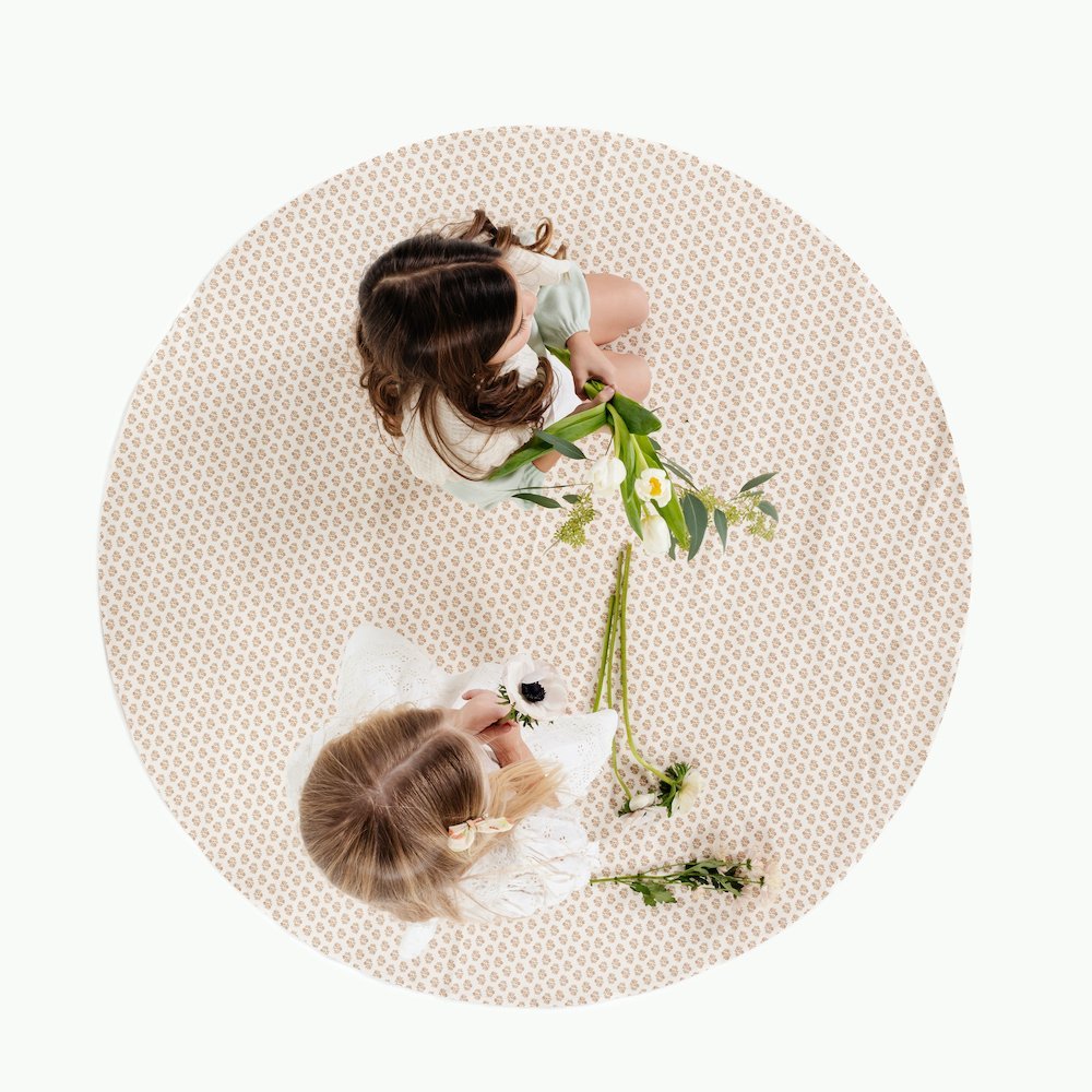 Bloom (on sale) / Circle@Overhead of Kids playing on the Bloom Midi Circle Mat