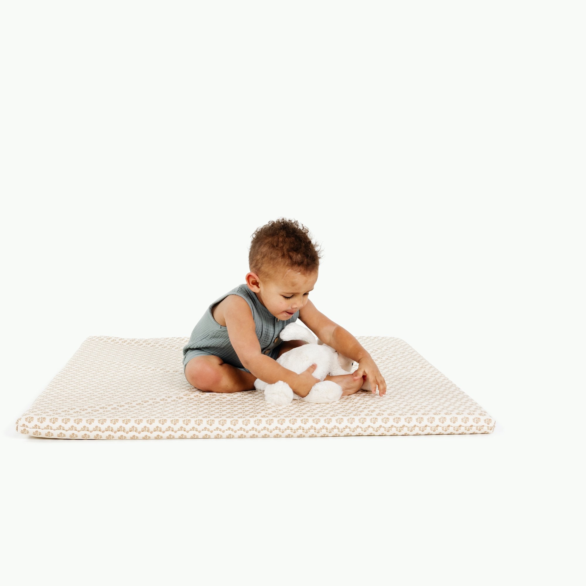 Bloom (on sale) / Square@baby playing on the bloom padded mini square