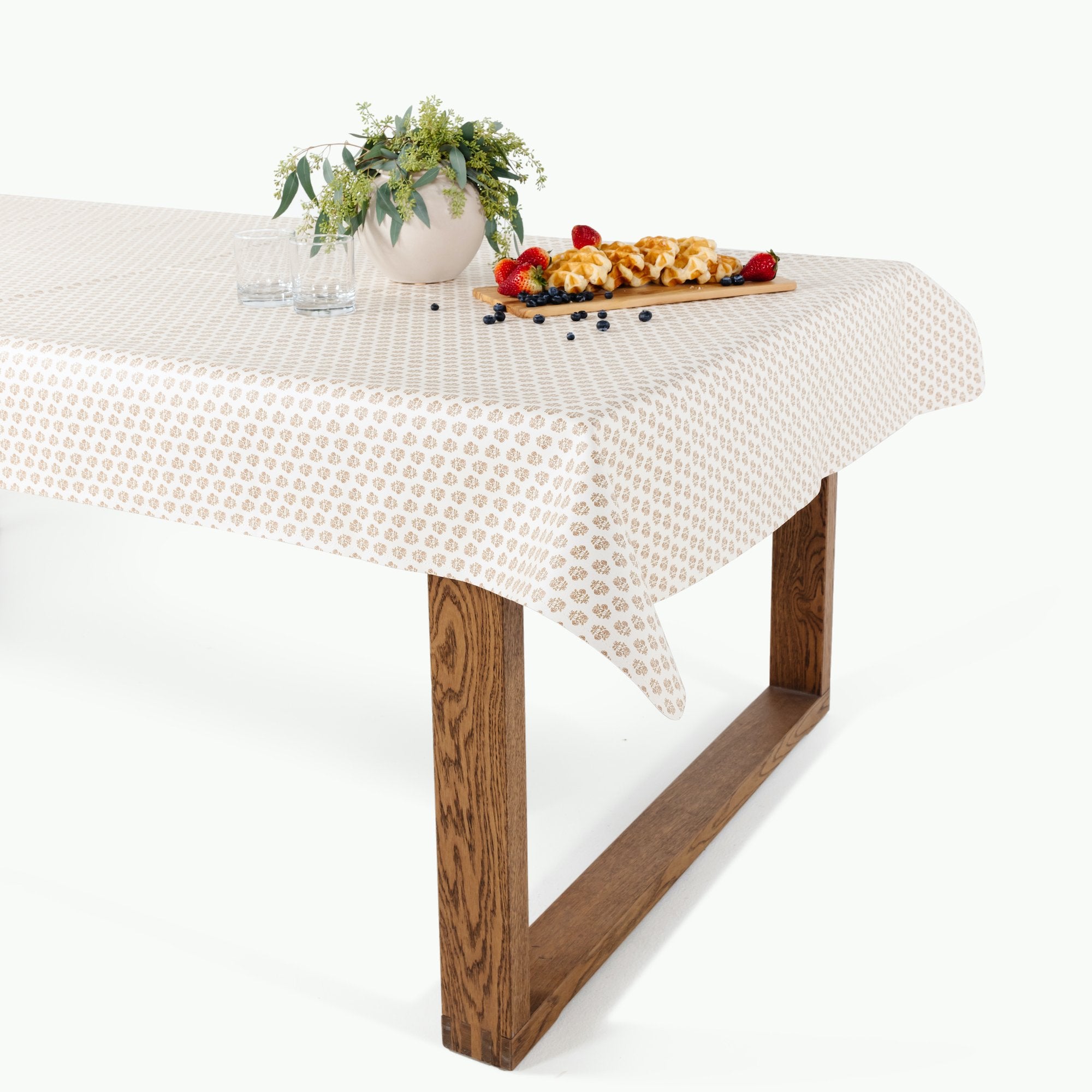 Bloom (on sale)@Bloom Midi+ Mat on a table