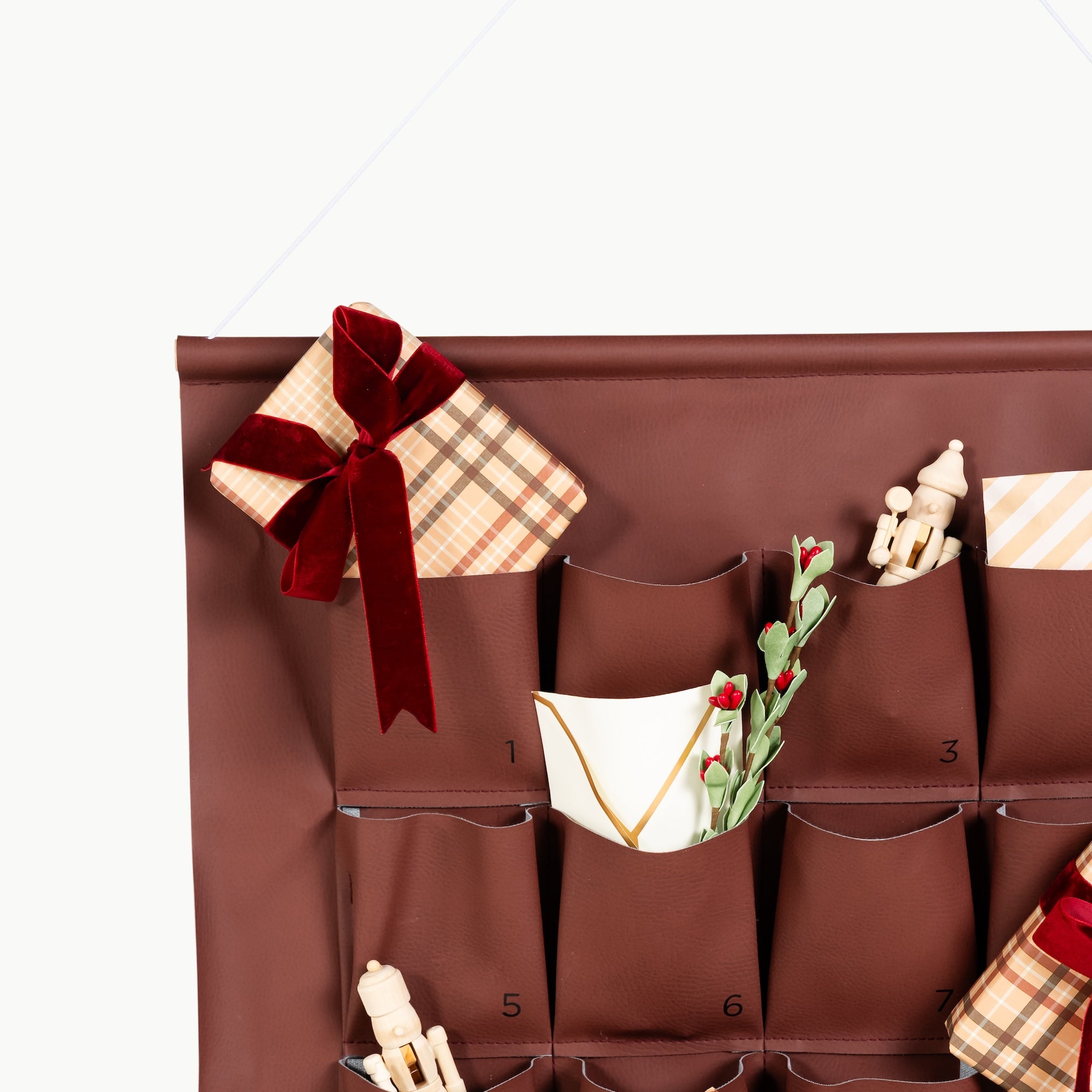 Bordeaux@hanging dowel detail image