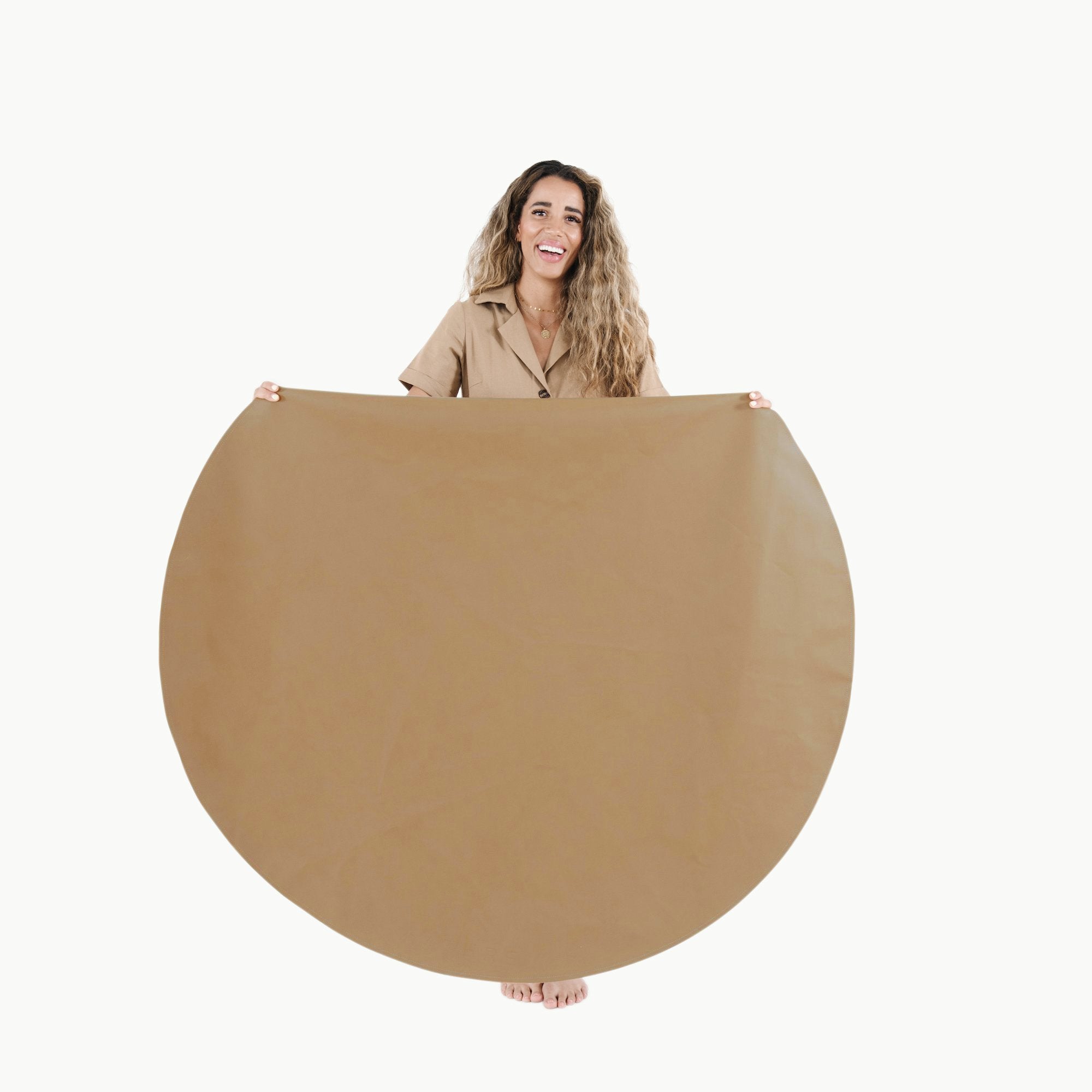 Camel / Circle@Woman holding the Camel Circle Midi Mat