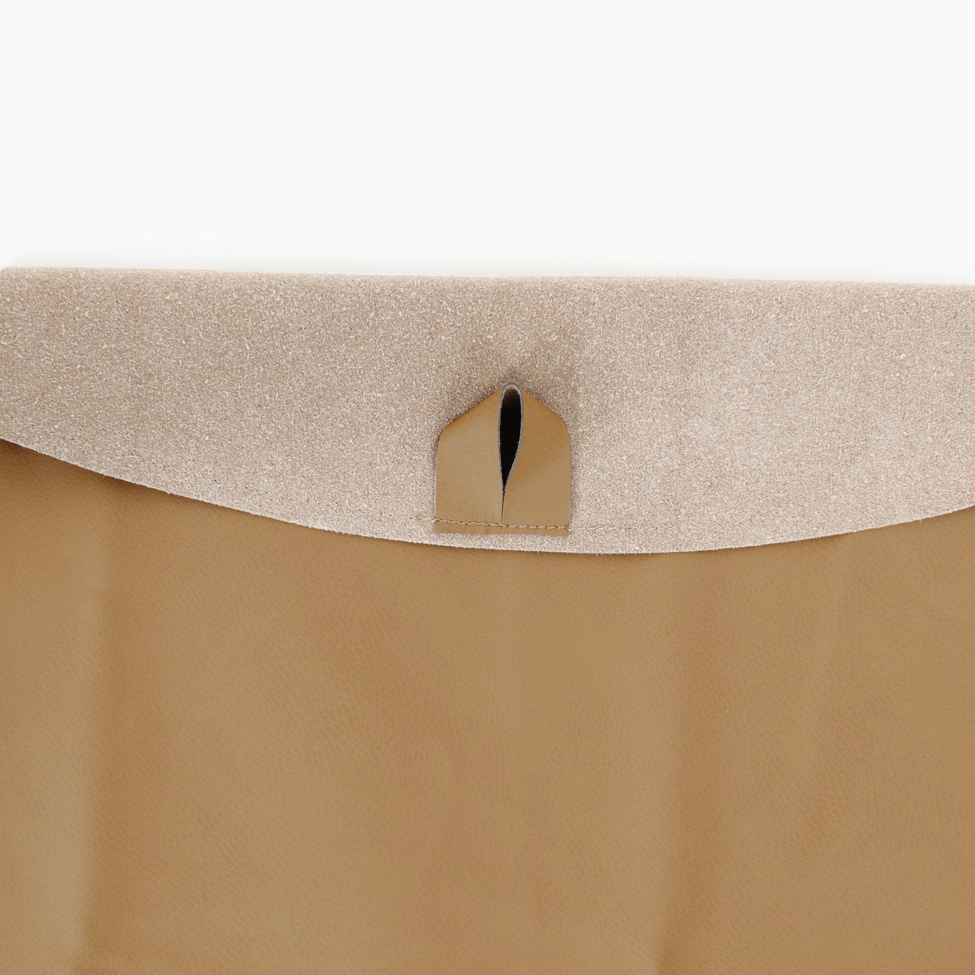 Camel / Circle@Hanging tab detail on the Camel Midi Circle Mat