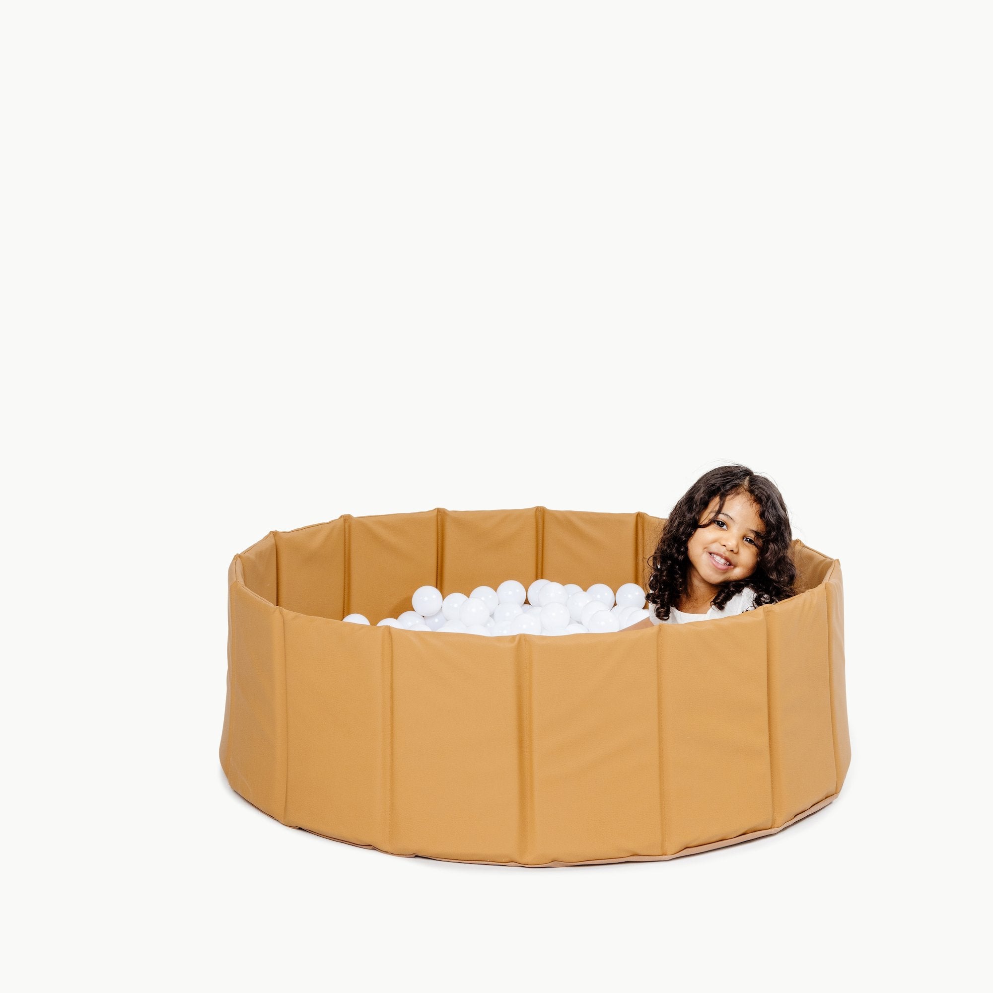 Camel / Ball Pit@Ball Pit (Color) kid playing in the camel ball pit