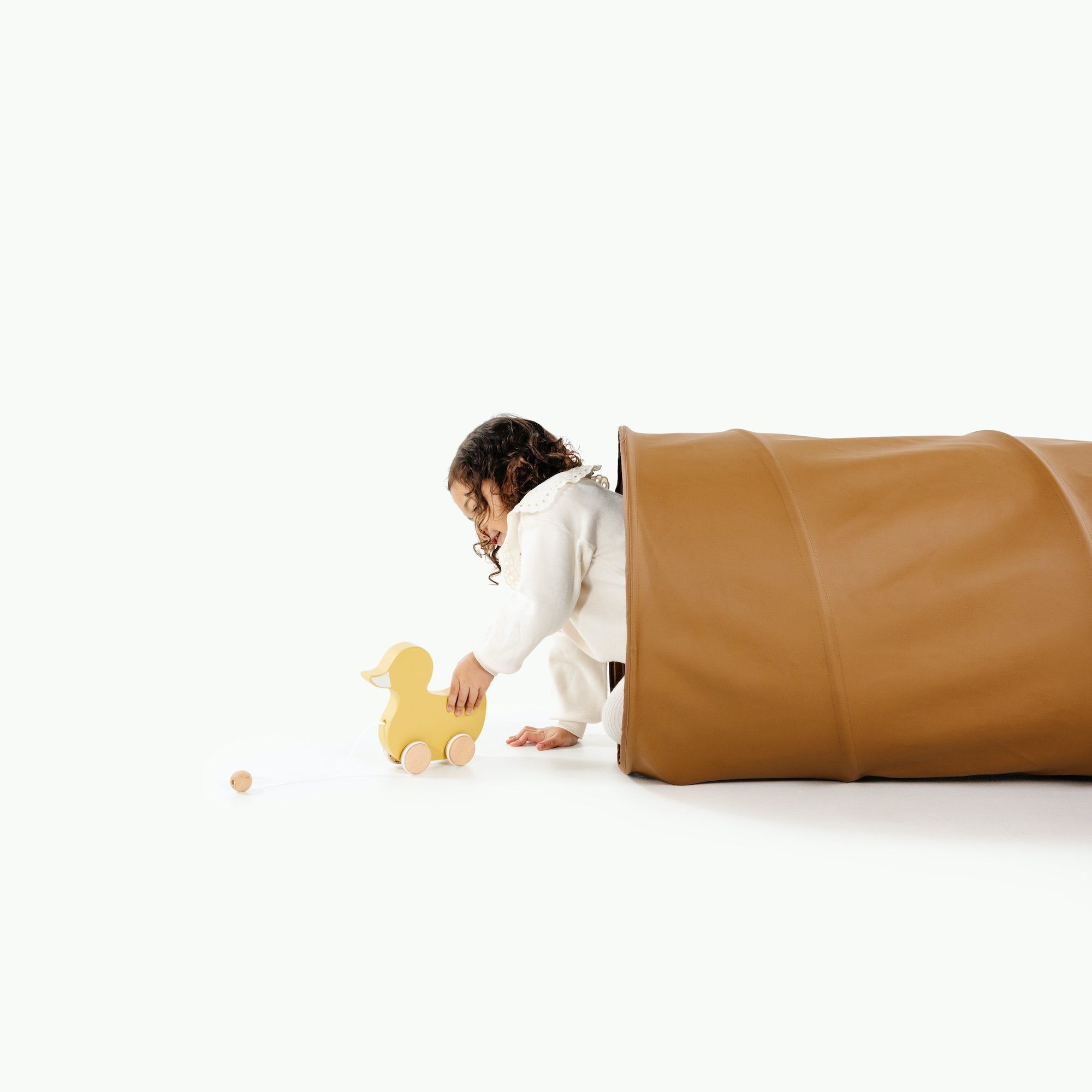 Camel@Kid playing with the Camel Tunnel