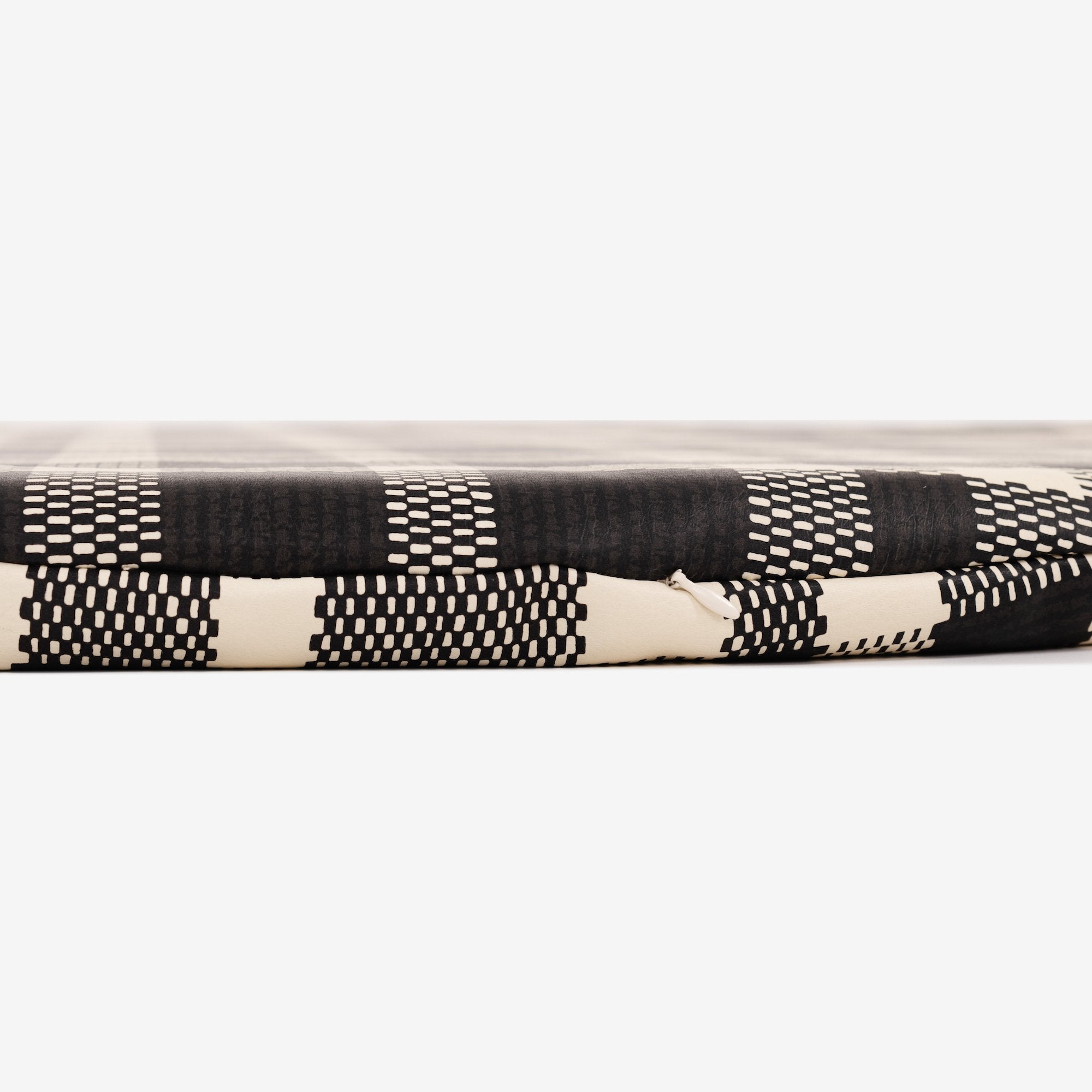 Onyx (on sale)@zipper on the onyx padded midi circle