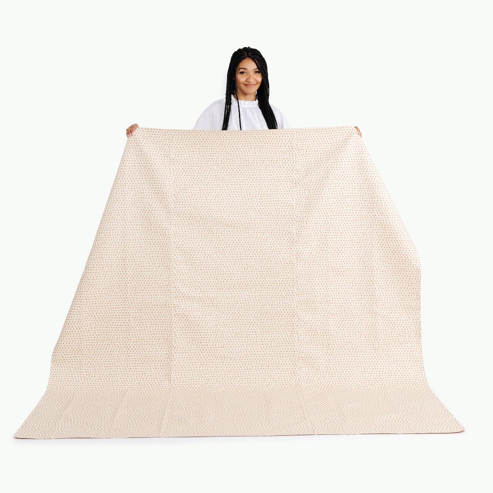 Pebble (on sale) / Square@Woman holding the Pebble Maxi Square Mat