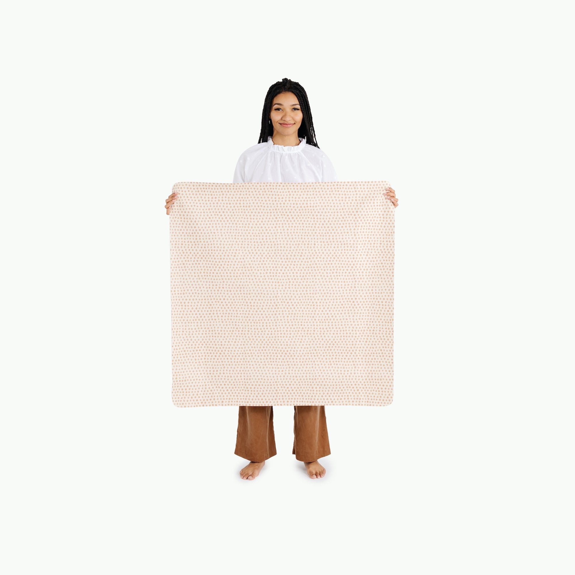 Pebble (on sale)@Woman holding the Pebble Mini Mat