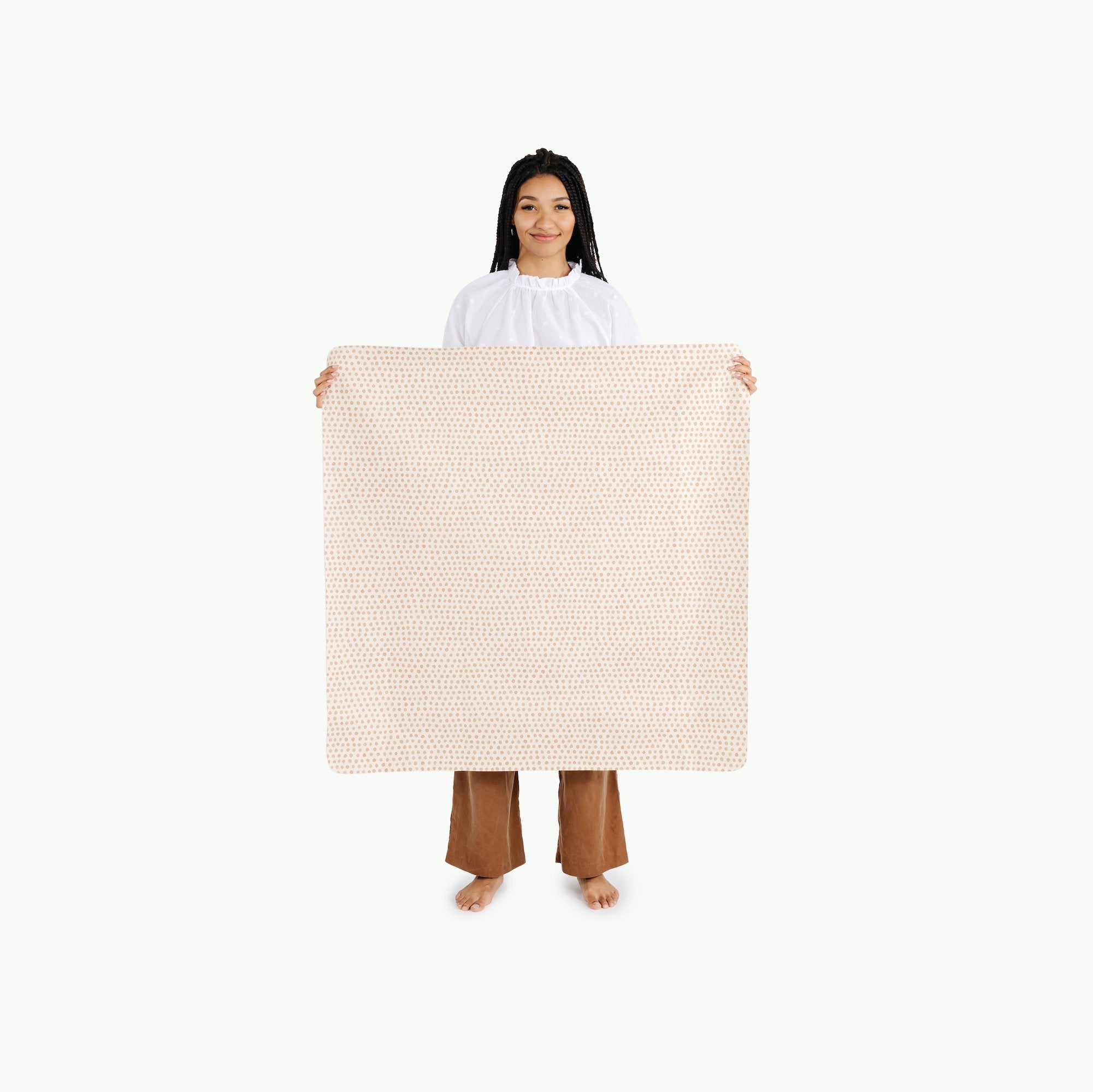 Pebble (on sale)@Woman holding the Pebble Mini Mat