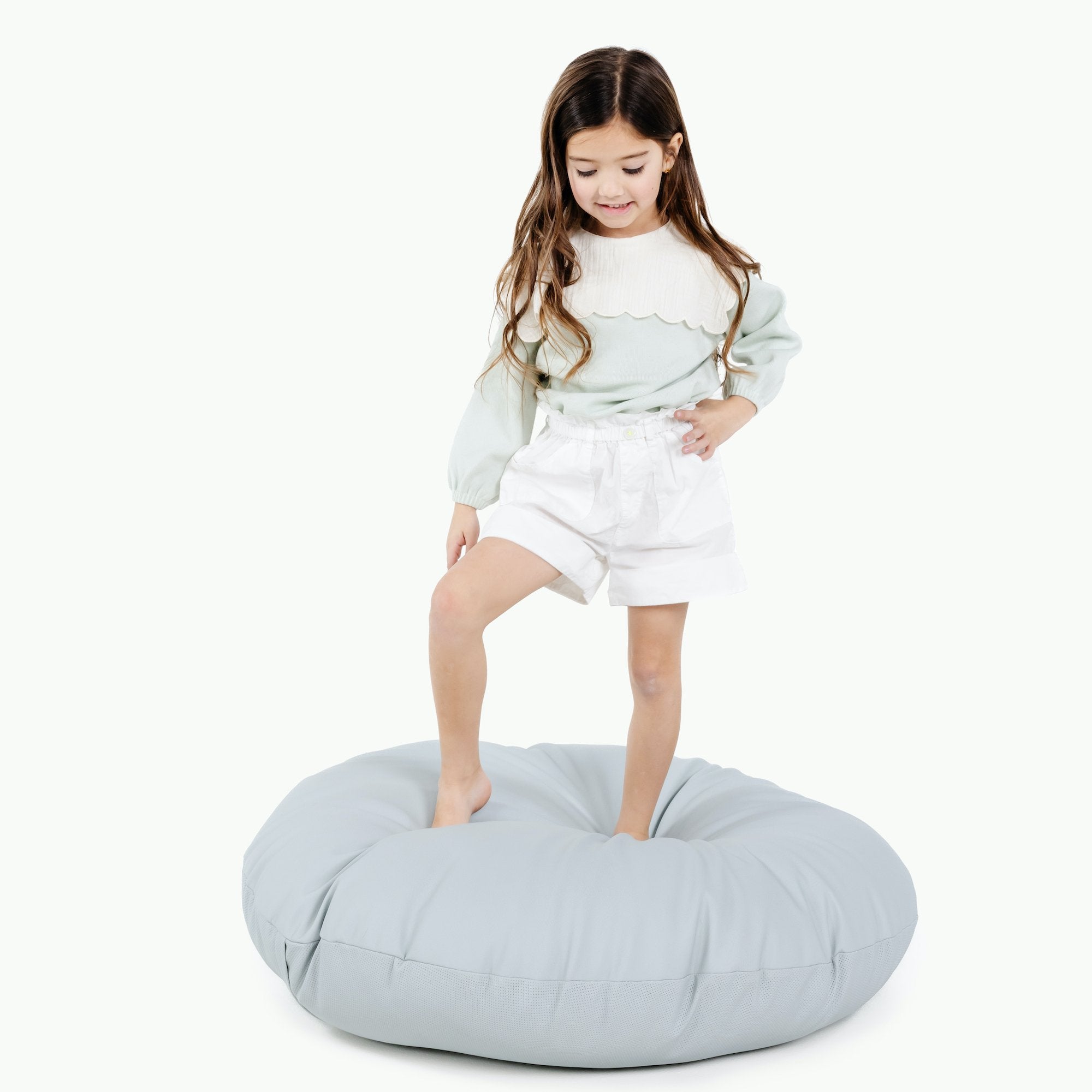 Dawn (on sale) / Circle@Kid standing on the Dawn Circle Floor Cushion
