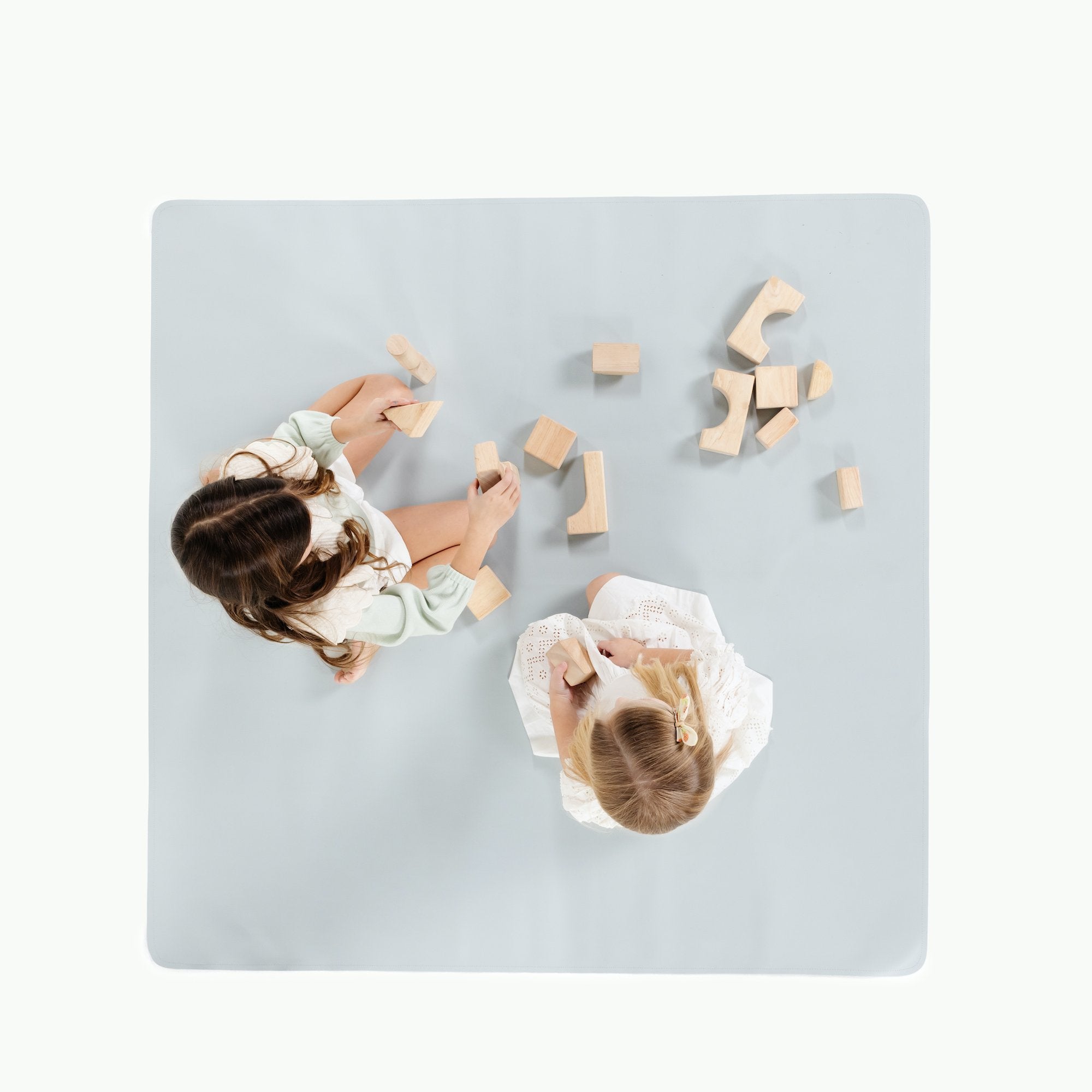 Dawn (on sale) / Square@Overhead of kids playing on the Dawn Midi Square Mat