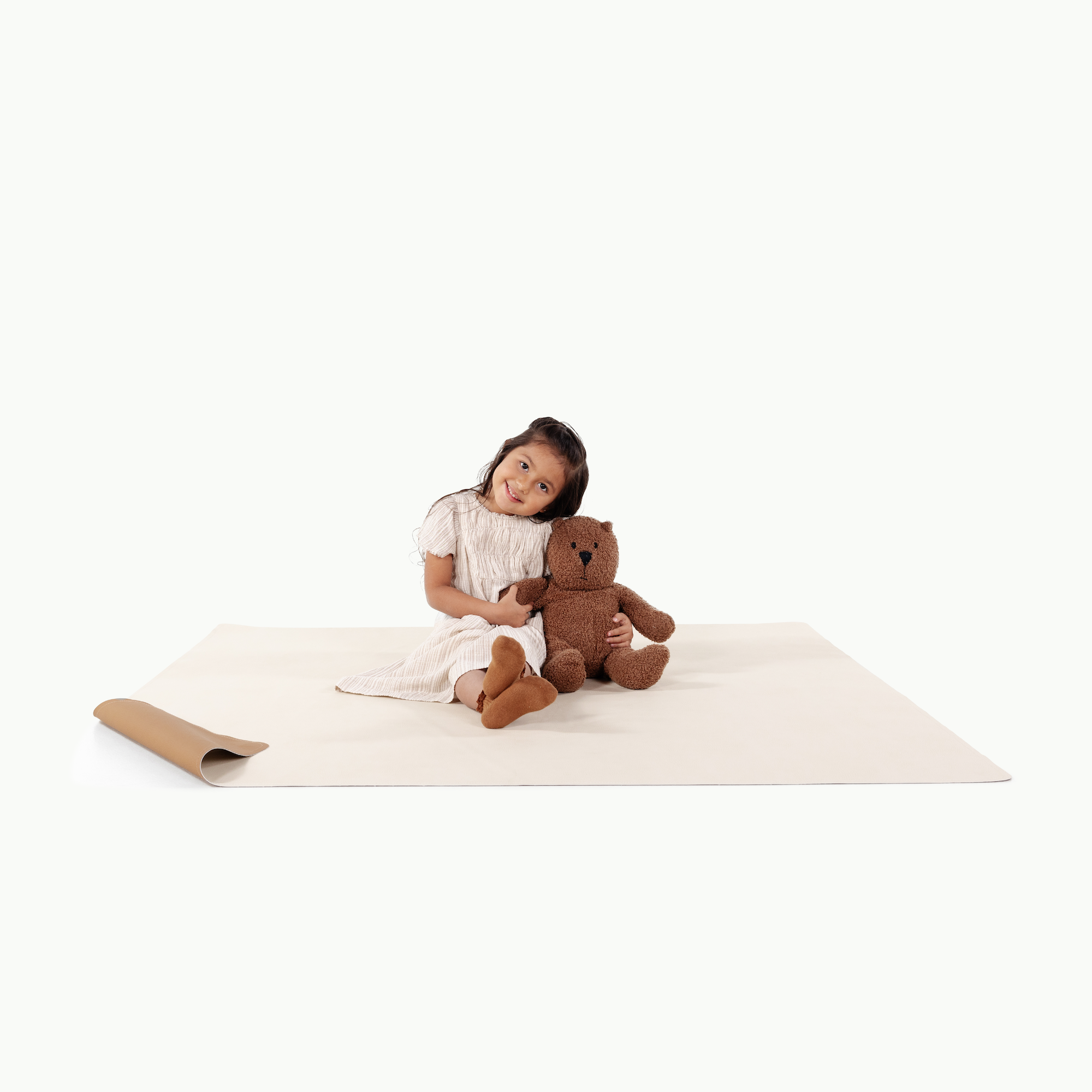 Camel • Ivory (on sale) / Square@Little girl playing on mat