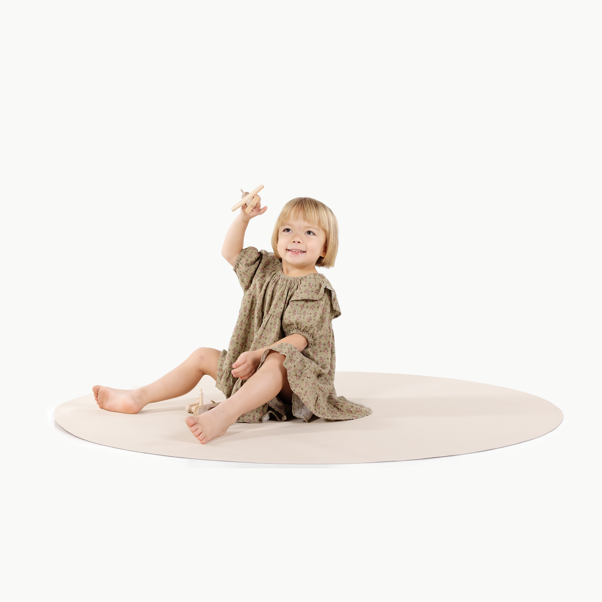 Camel • Ivory (on sale) / Circle@Little girl playing on mat