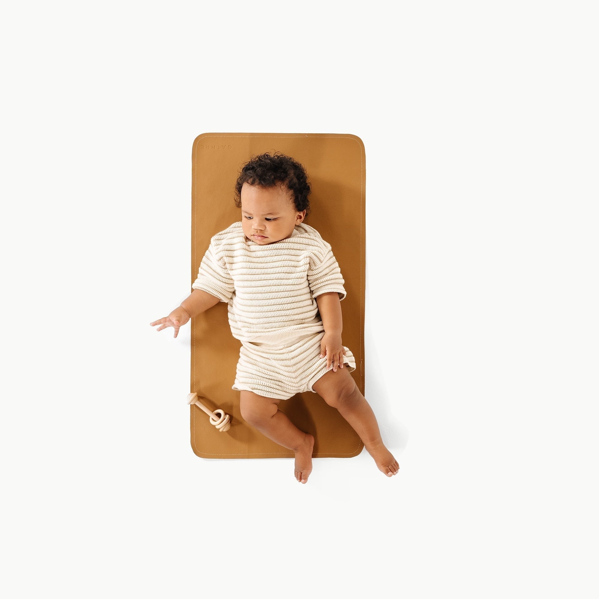 Camel / Micro+@ Micro+ (Color) overhead of baby on the camel micro+ mat