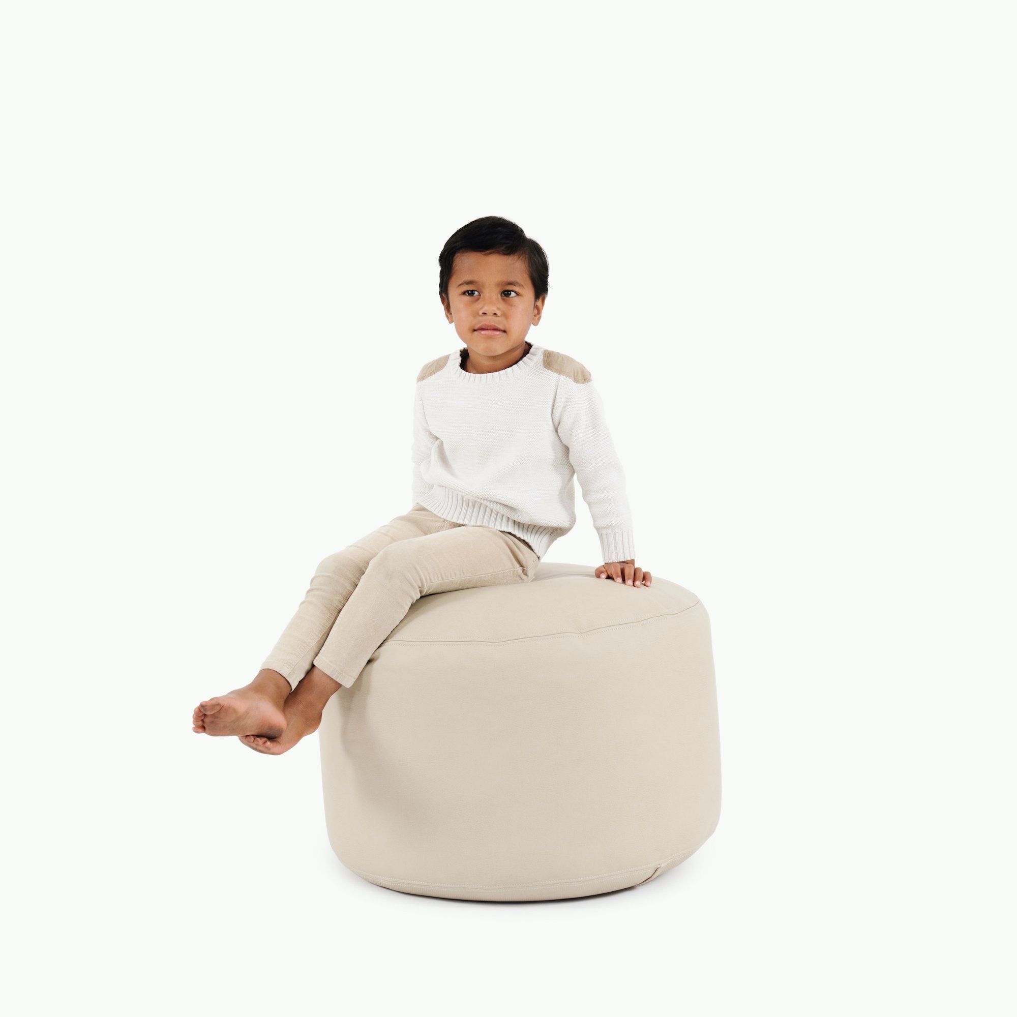 Fog (on sale)@Kid sitting on the Fog Circle Pouf