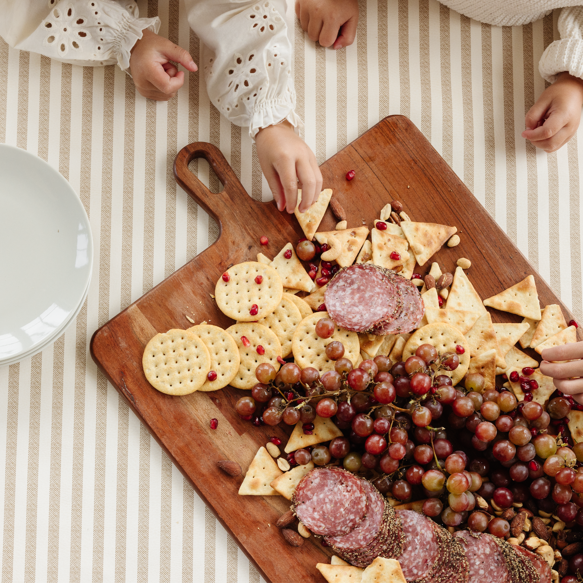 Cafe Stripe@Kids reaching for snacks on Cafe Stripe Midi+